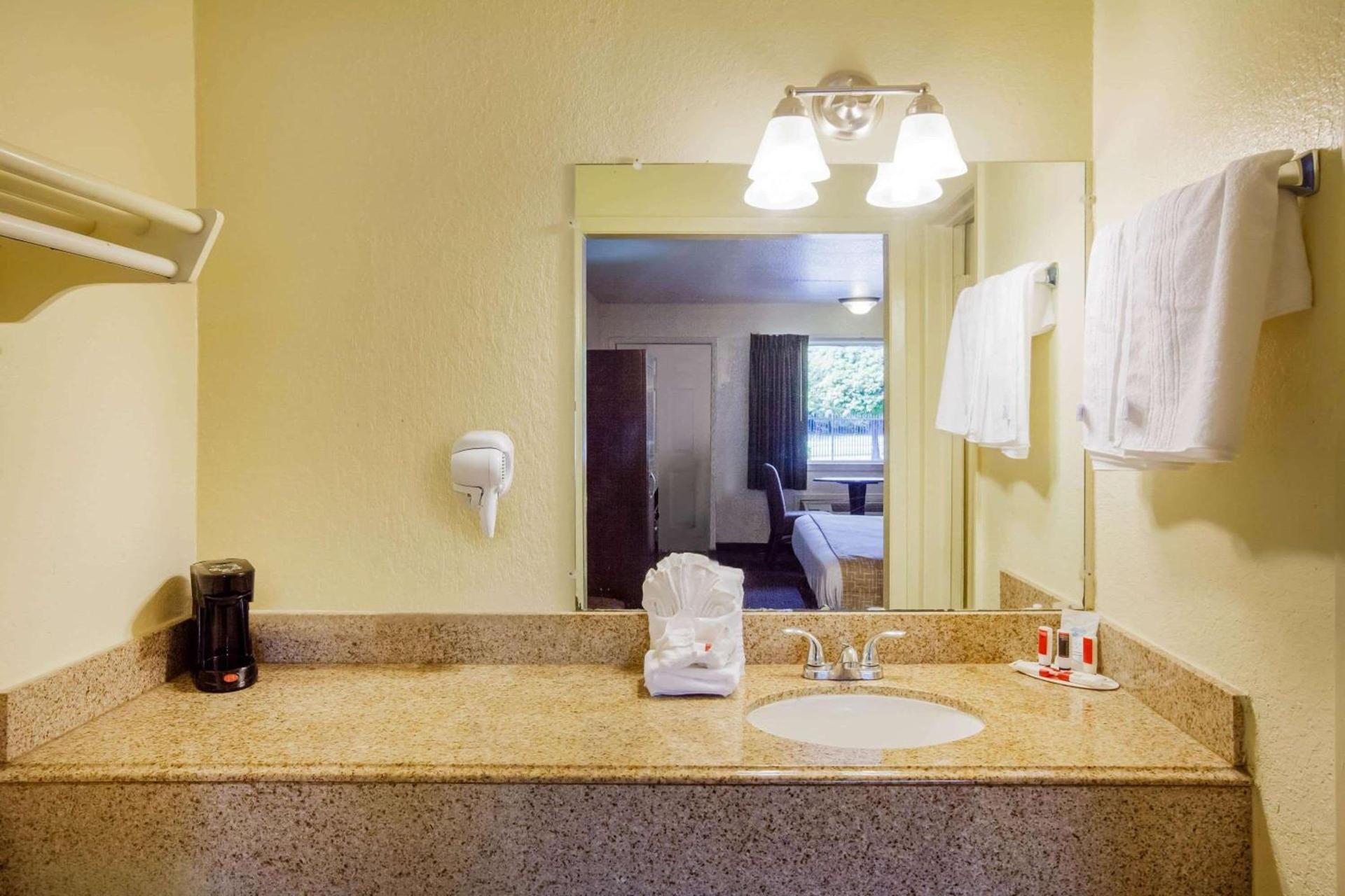 Travelodge by Wyndham Houston Hobby Airport photo 24