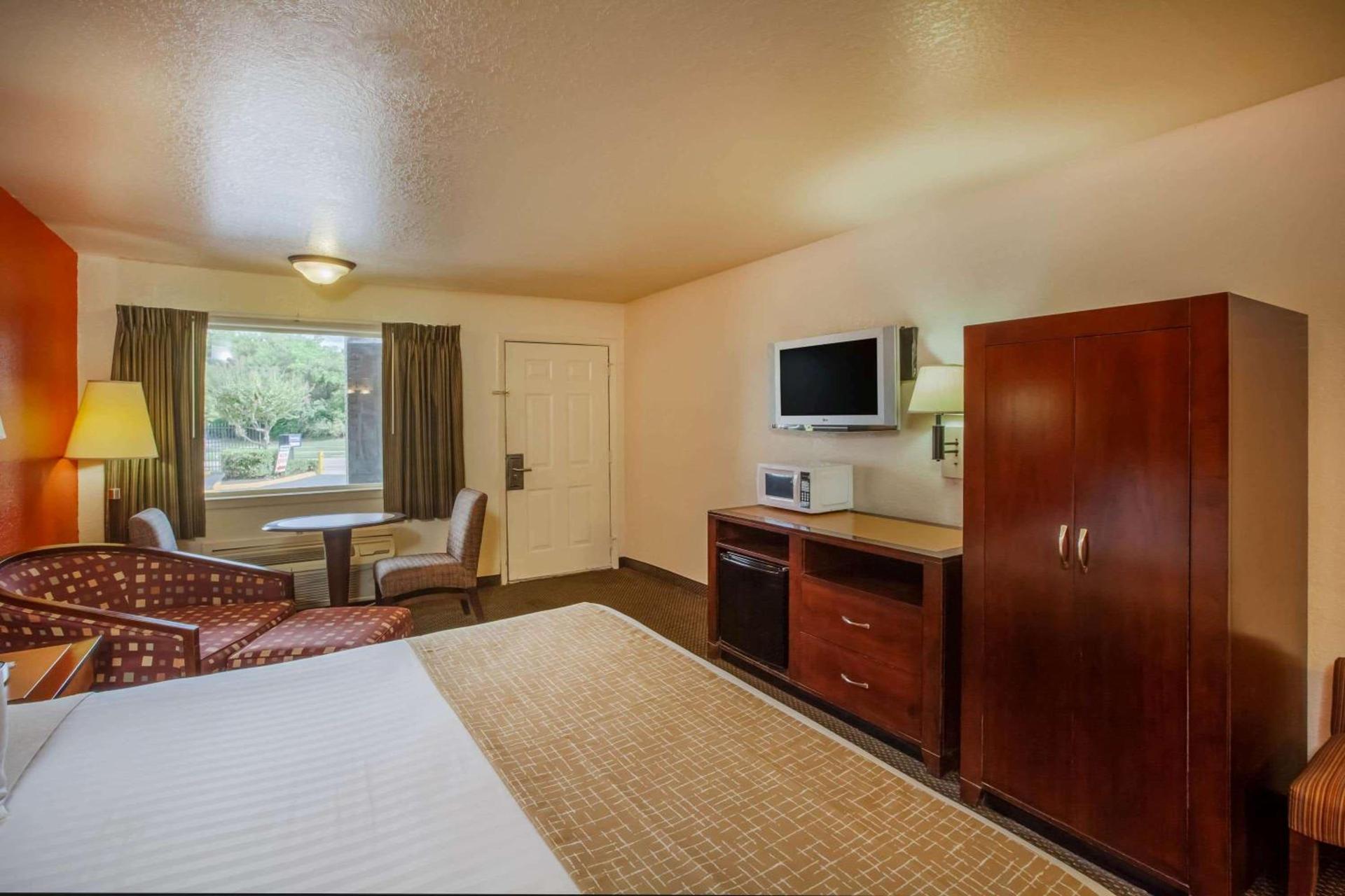Travelodge by Wyndham Houston Hobby Airport photo 27
