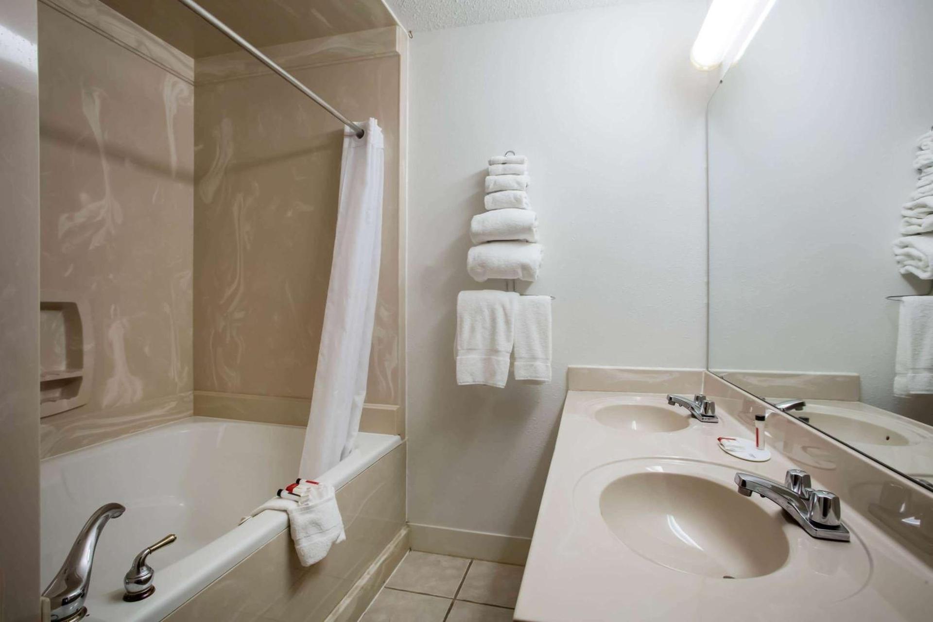 Super 8 by Wyndham Washington photo 12