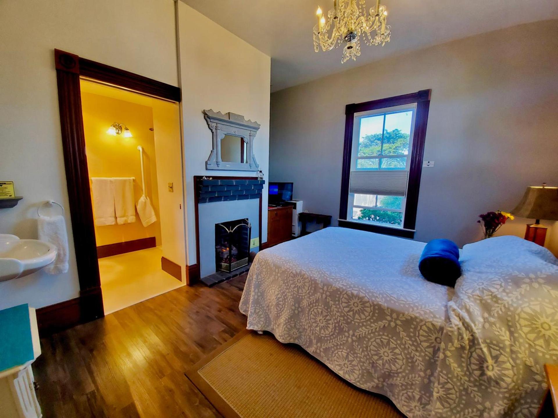 Captain's Inn at Moss Landing photo 8