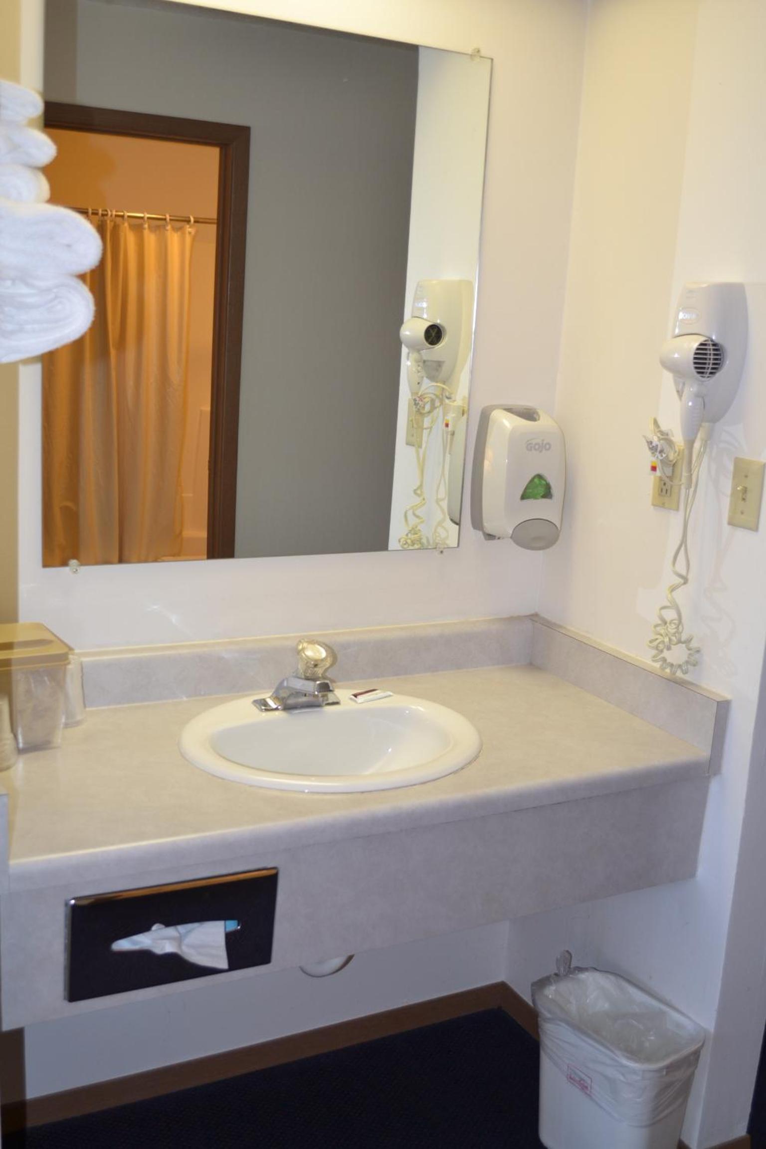 Sky Lodge Inn & Suites - Delavan photo 25