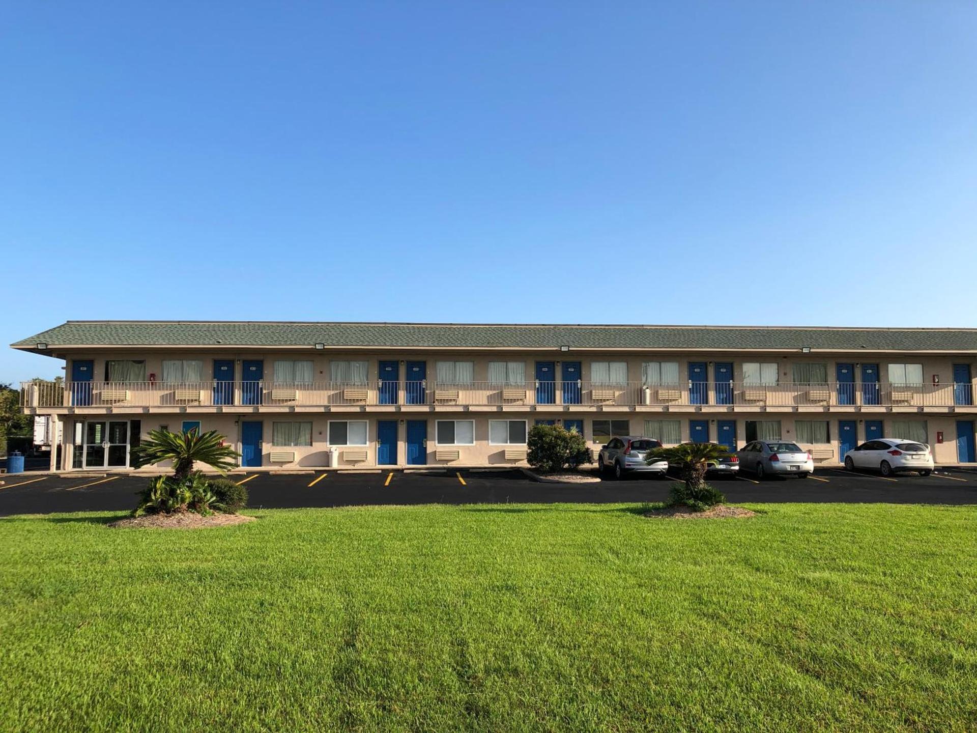 Motel 6-Clute, TX photo 10