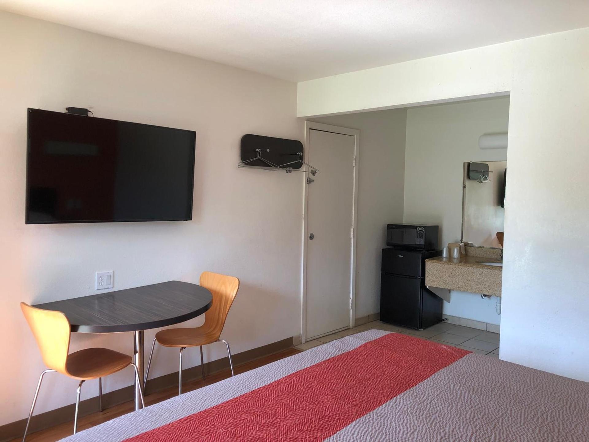 Motel 6-Clute, TX photo 12