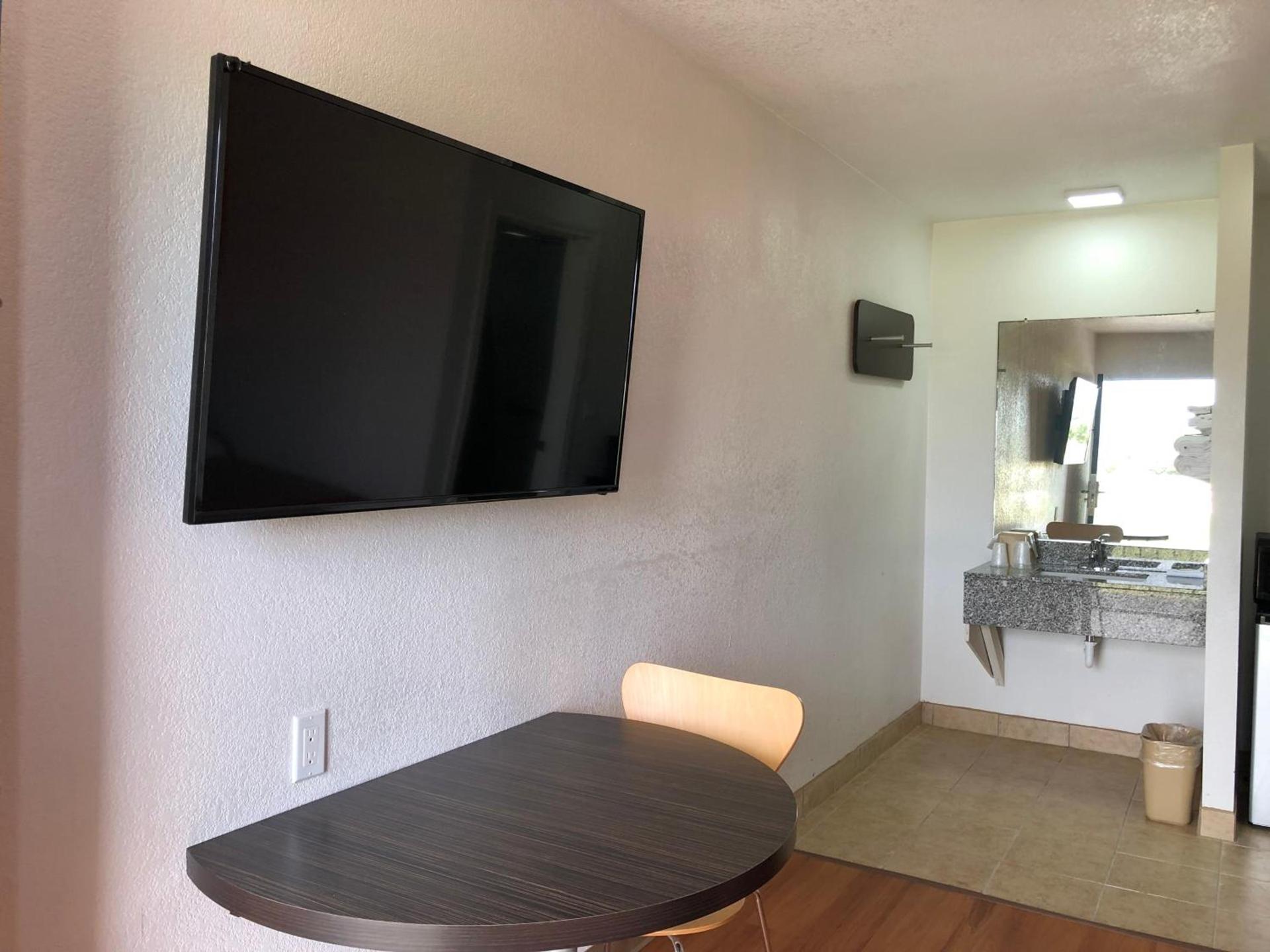 Motel 6-Clute, TX photo 14