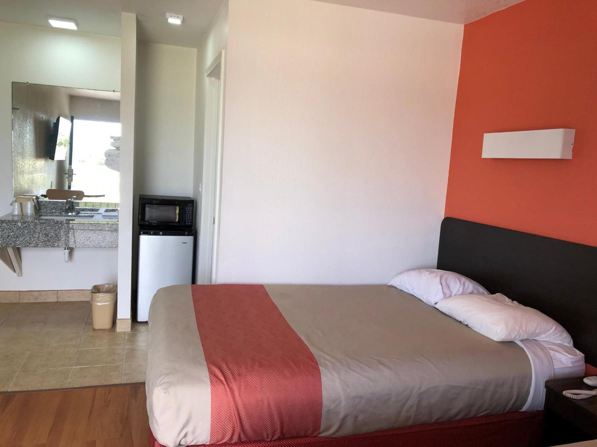Motel 6-Clute, TX photo 15