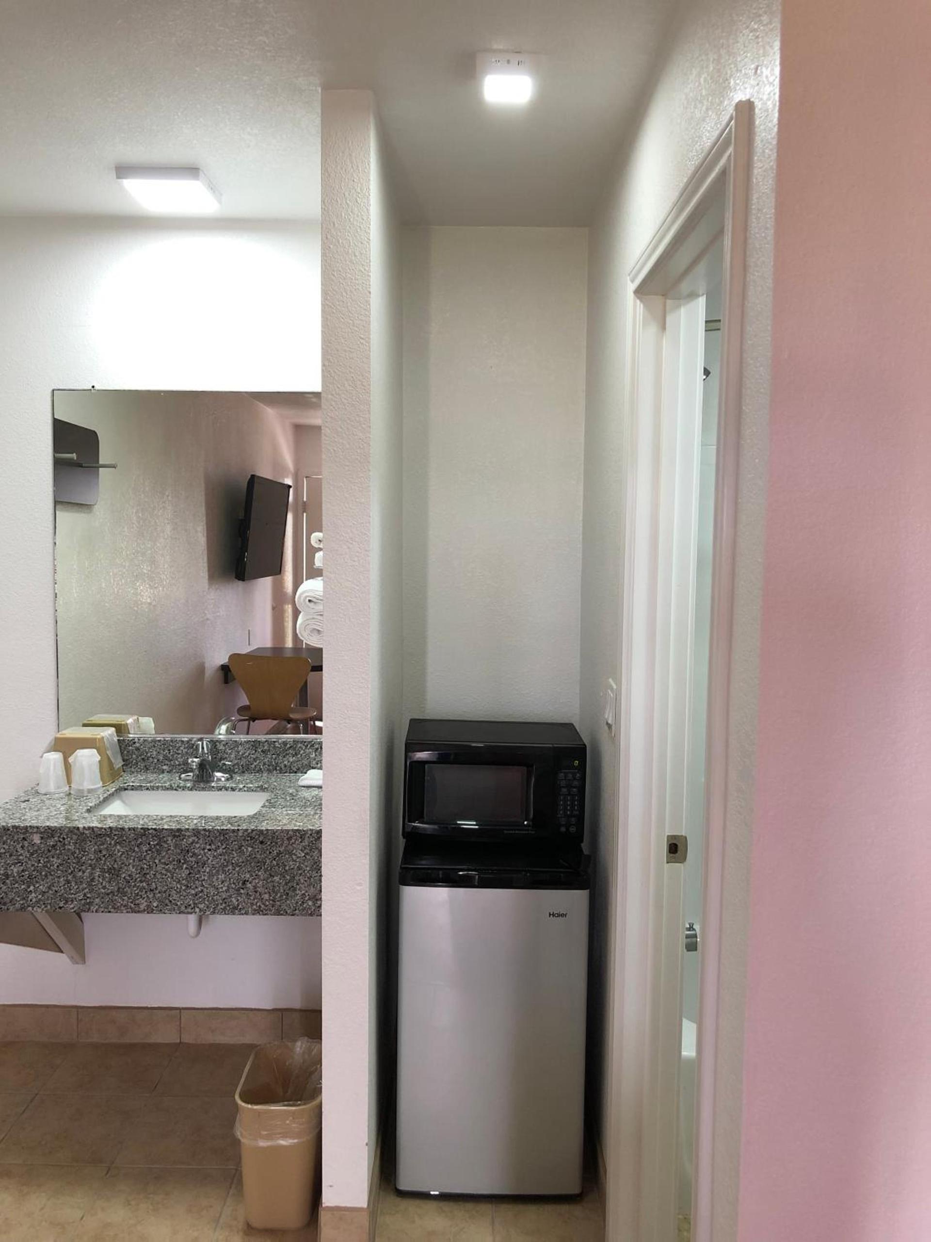 Motel 6-Clute, TX photo 17