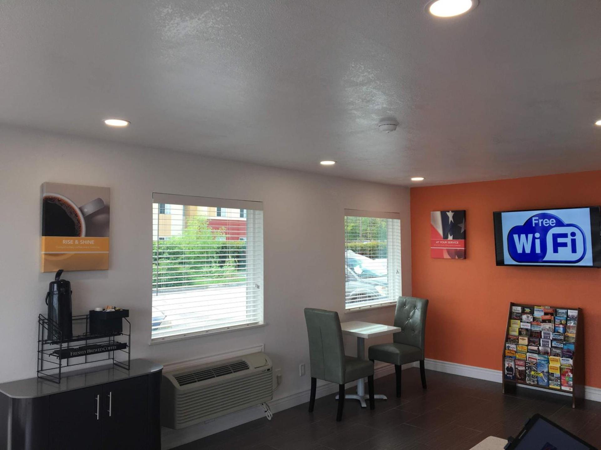 Motel 6-Clute, TX photo 20