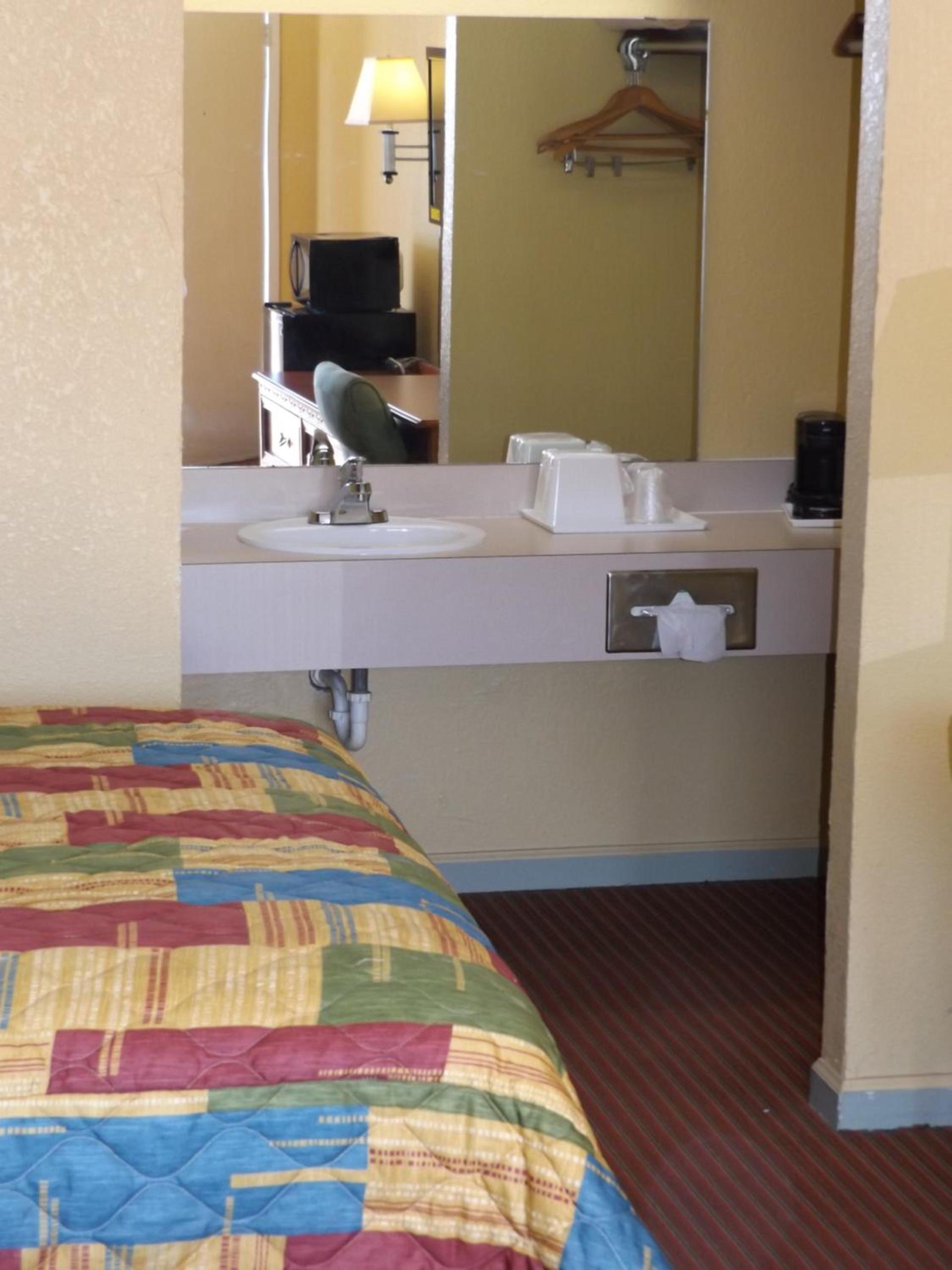 Regency Inn photo 17