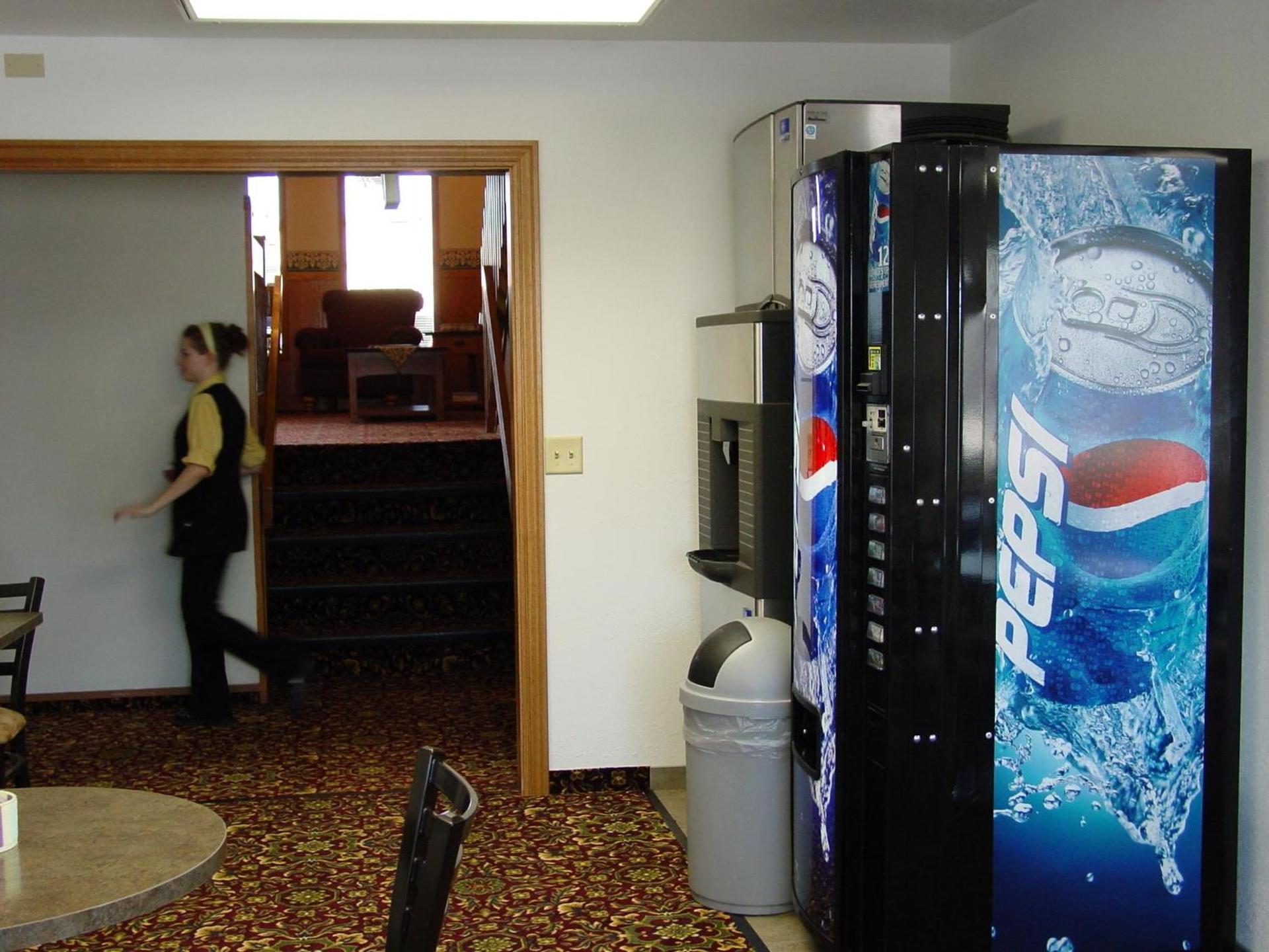 Super 8 by Wyndham Manhattan KS photo 34