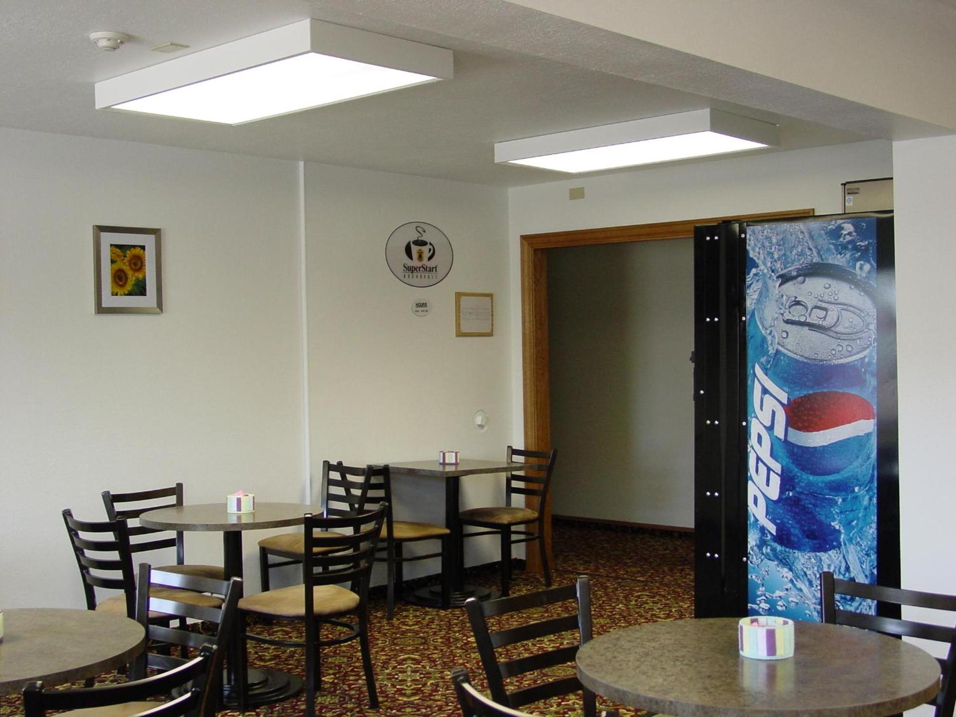 Super 8 by Wyndham Manhattan KS photo 33