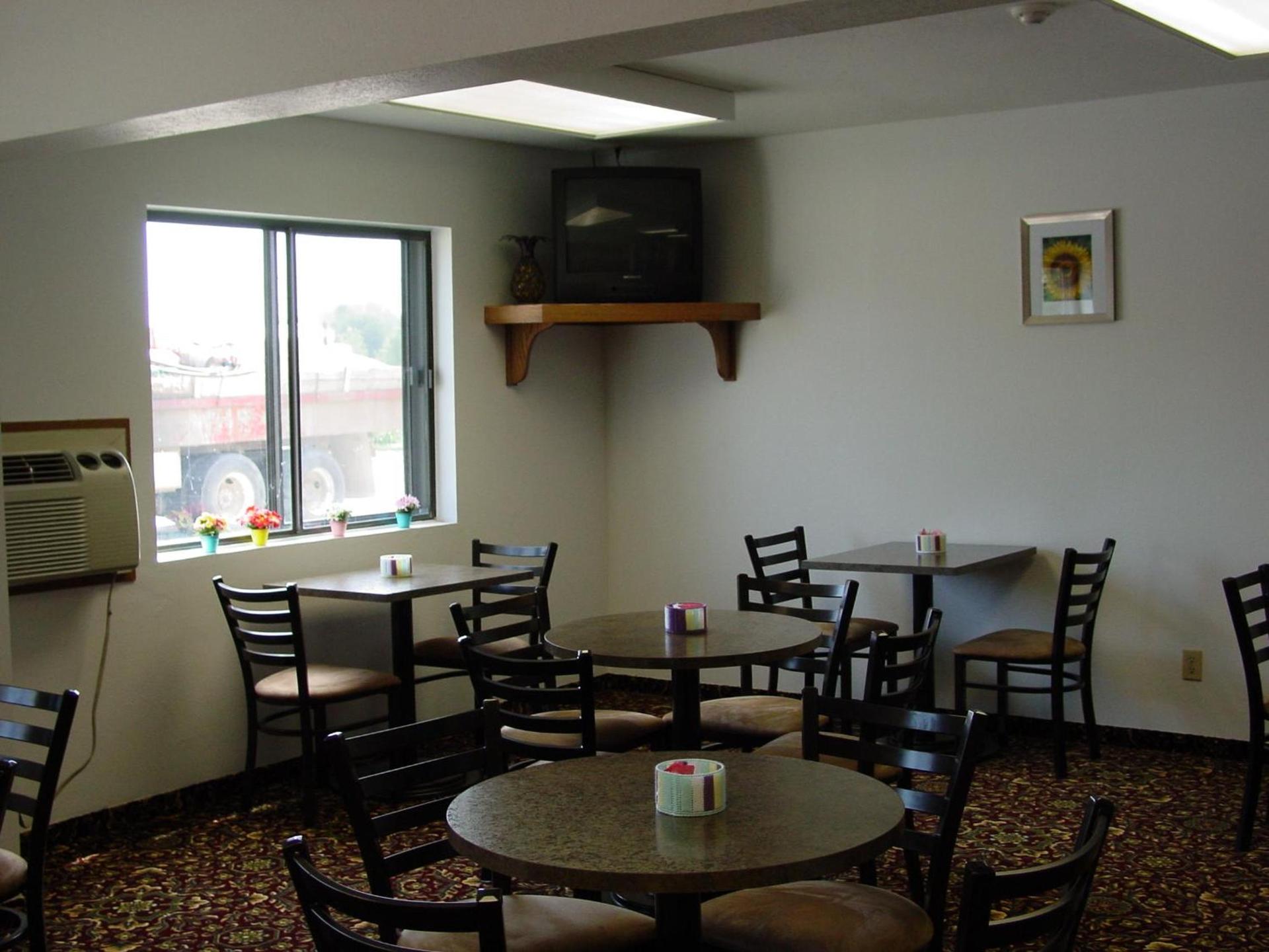 Super 8 by Wyndham Manhattan KS photo 32