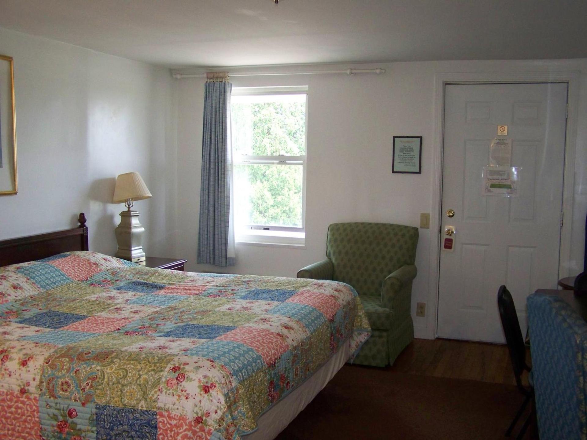 Golden Knight Inn and Suites photo 7