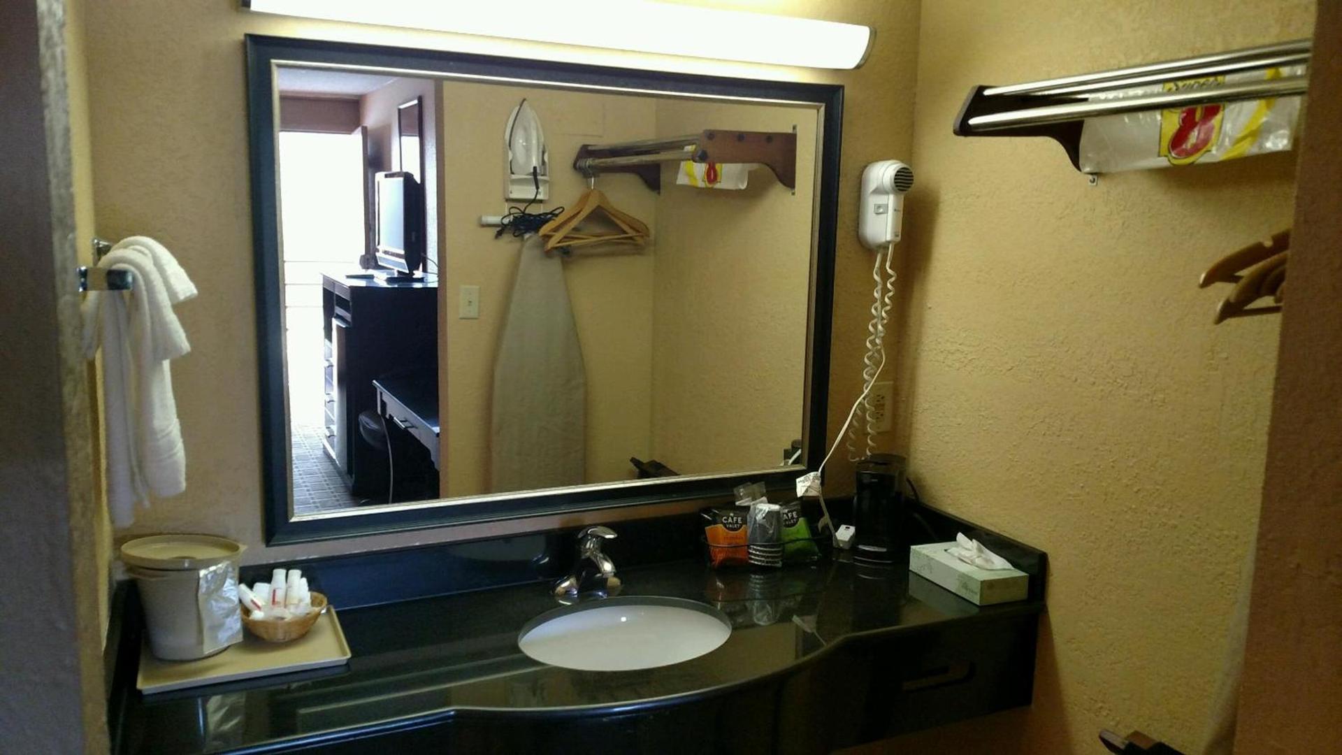 Super 8 by Wyndham Atoka photo 30