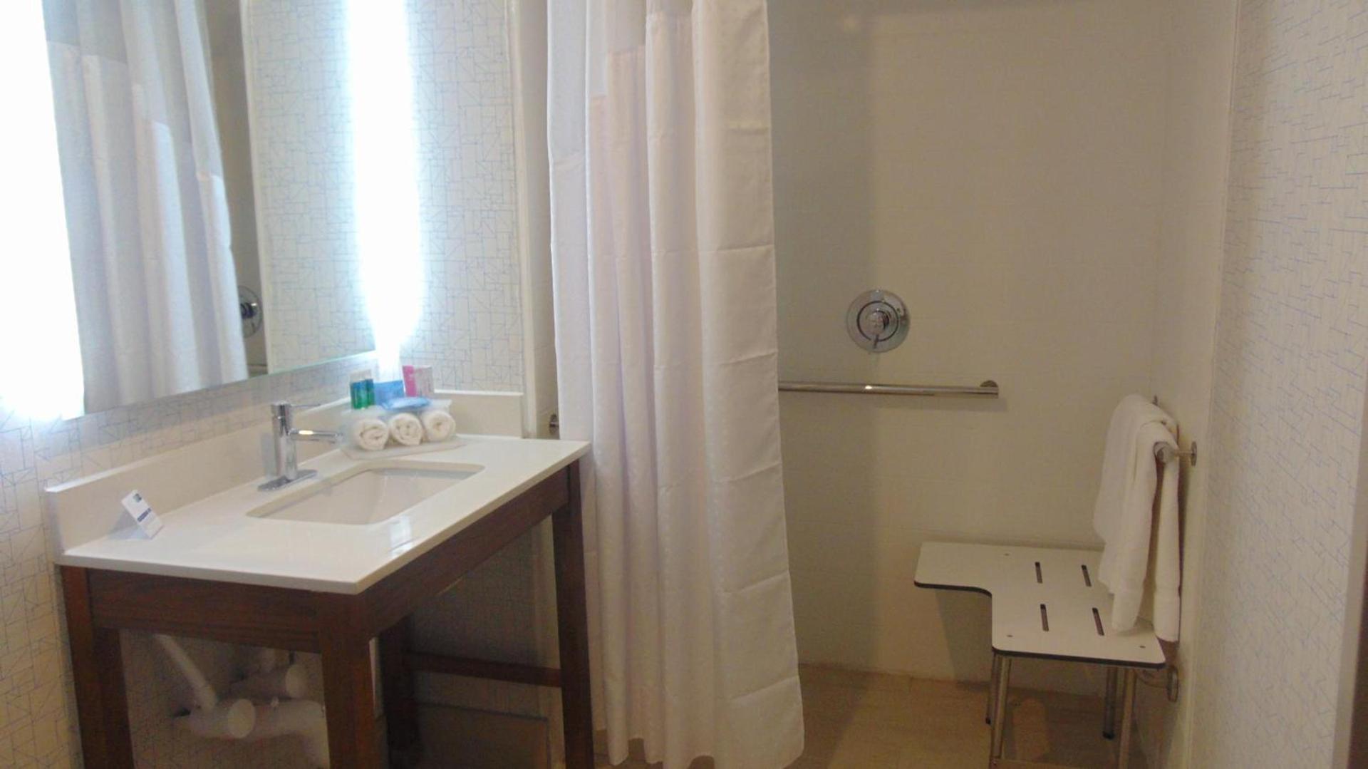 Holiday Inn Express & Suites Wapakoneta by IHG photo 20