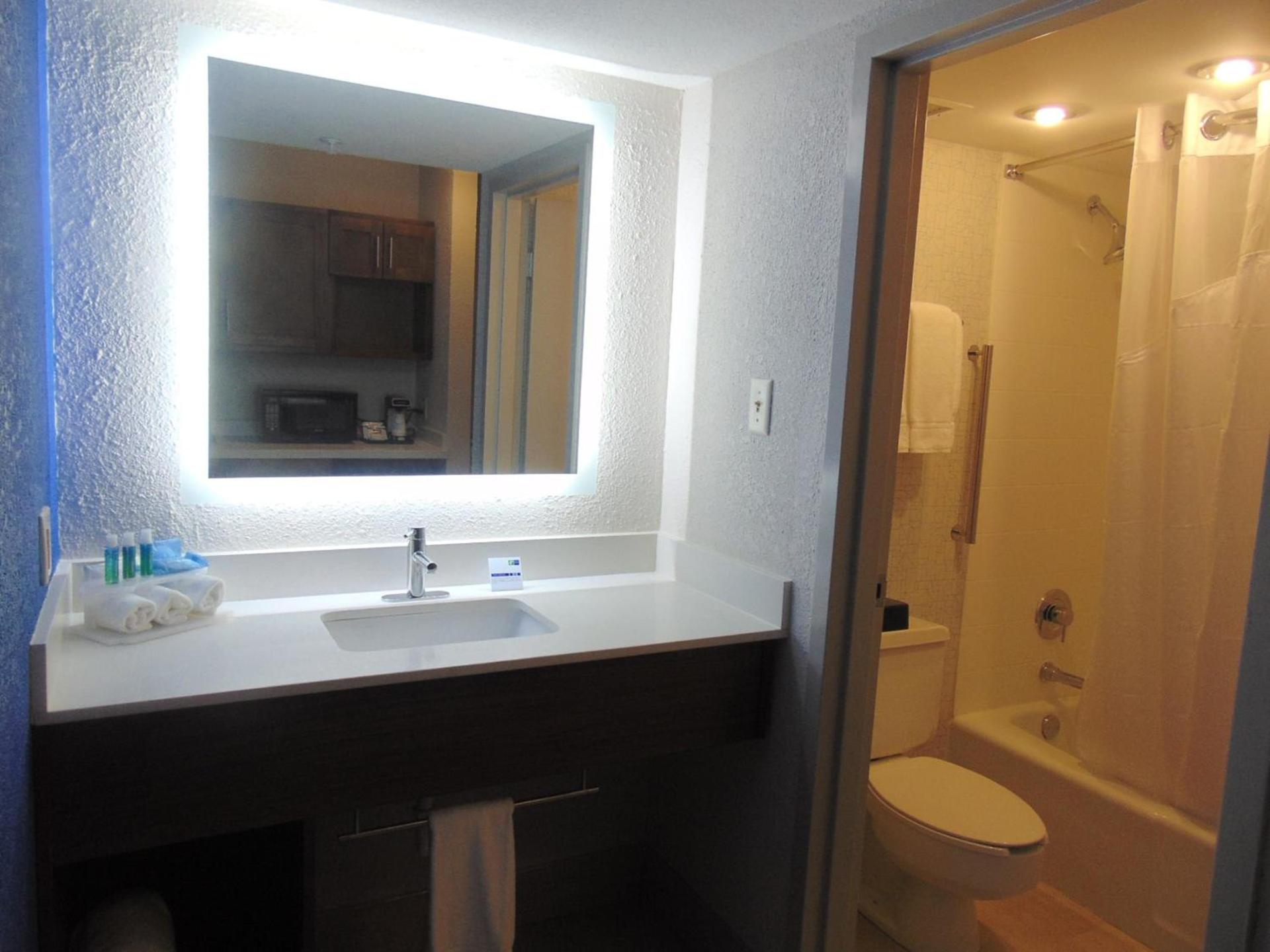Holiday Inn Express & Suites Wapakoneta by IHG photo 43