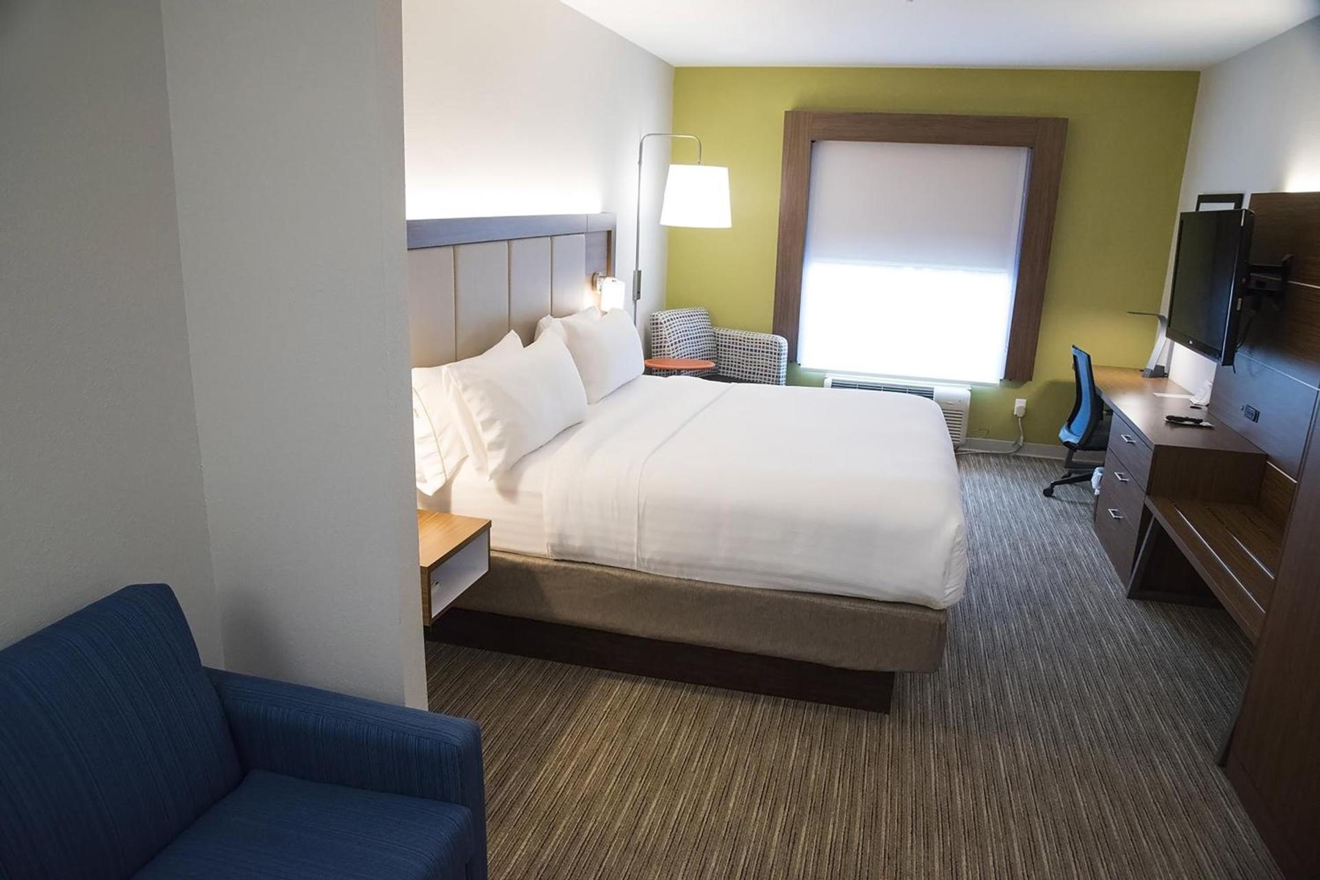 Holiday Inn Express & Suites Alexandria by IHG photo 21