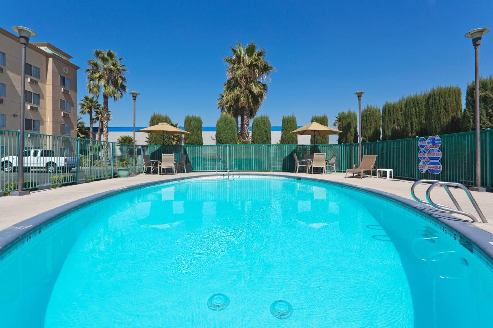 Holiday Inn Express Bakersfield by IHG photo 2