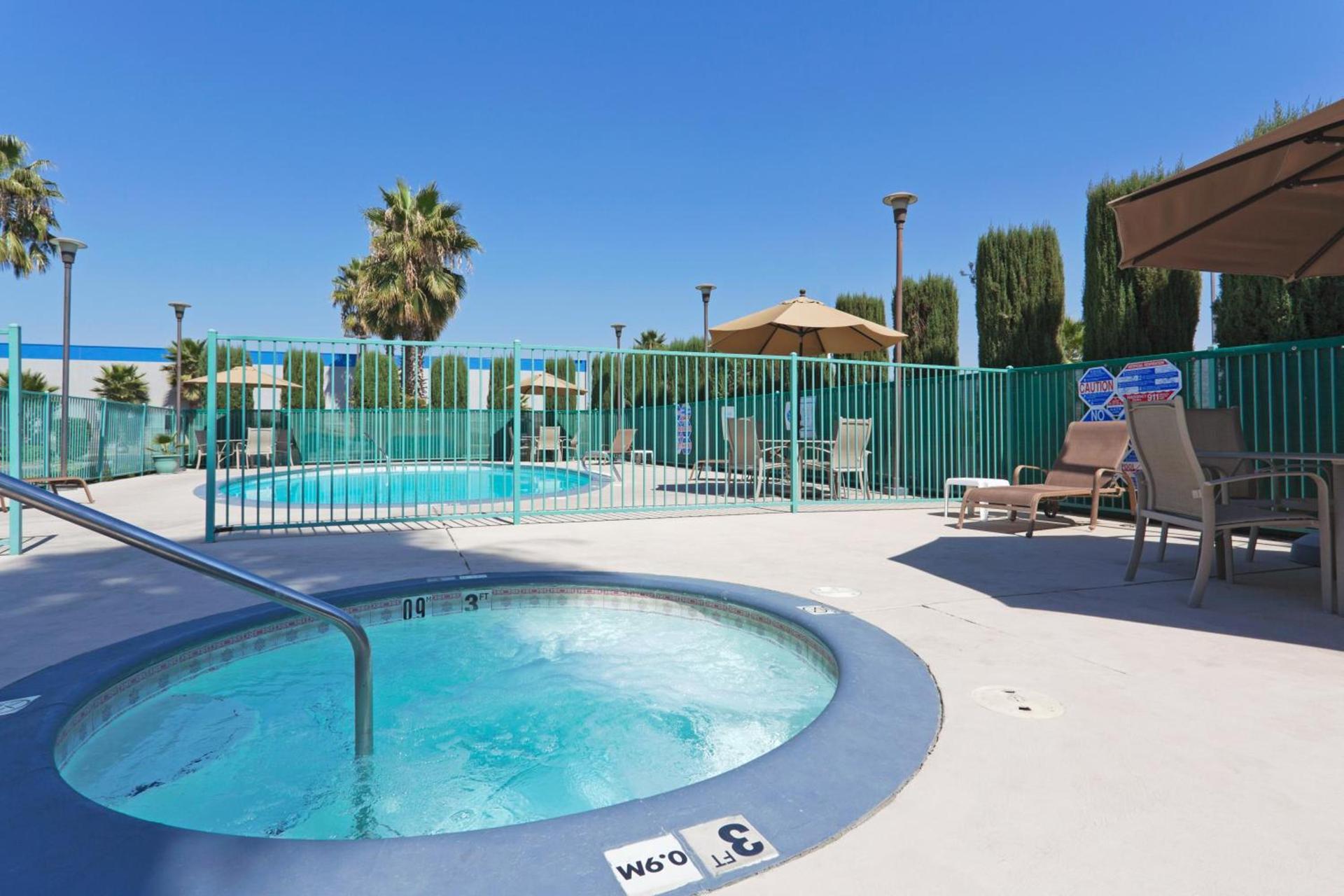 Holiday Inn Express Bakersfield by IHG photo 4