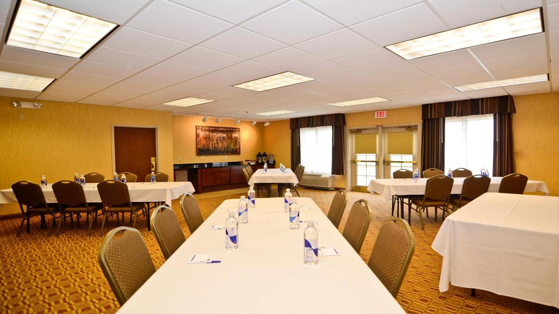 Holiday Inn Express Hotel & Suites Fort Atkinson by IHG photo 24
