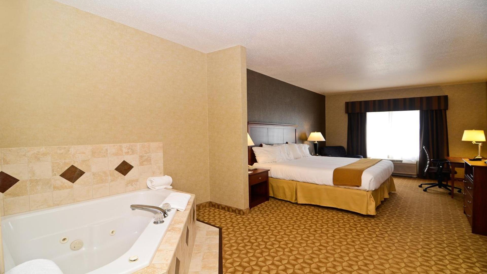 Holiday Inn Express Hotel & Suites Fort Atkinson by IHG photo 13