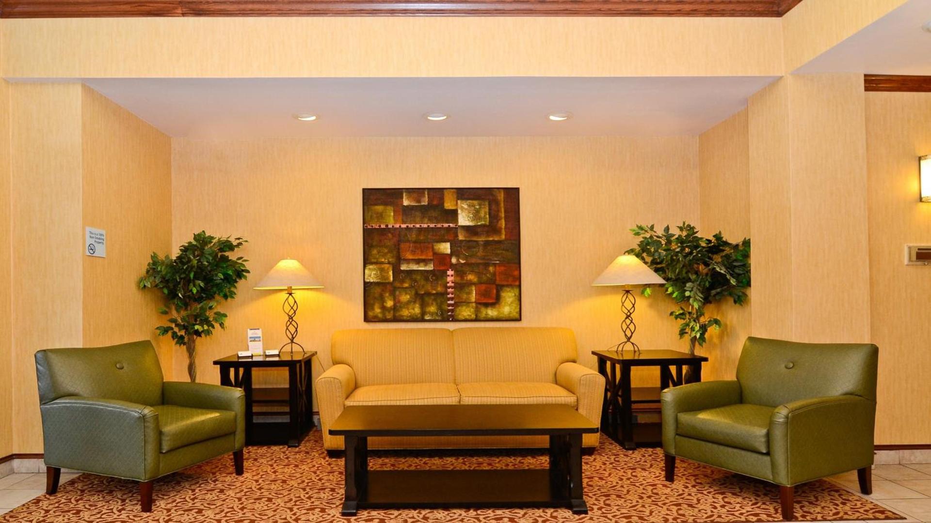 Holiday Inn Express Hotel & Suites Fort Atkinson by IHG photo 3