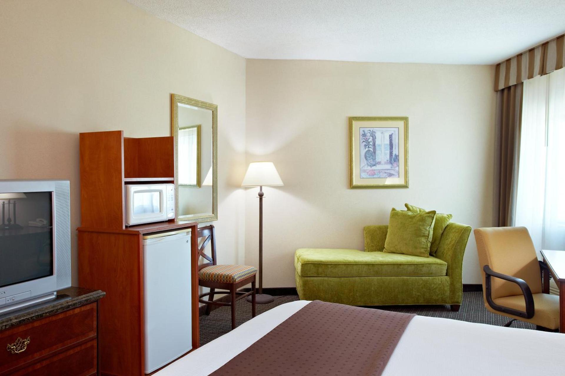 Holiday Inn Express - Biloxi - Beach Blvd by IHG photo 2