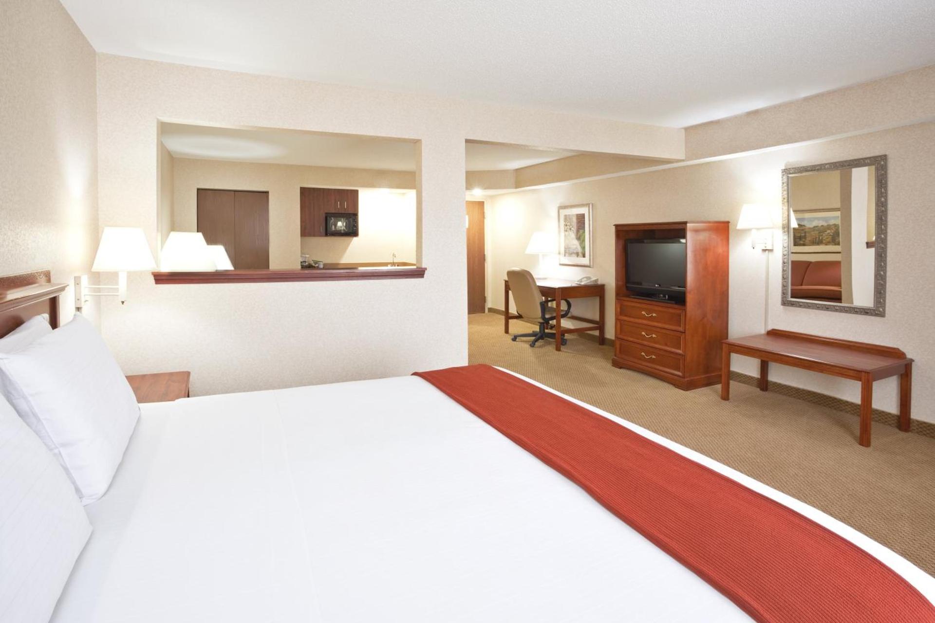 Holiday Inn Express Hotel & Suites Bowling Green by IHG photo 8