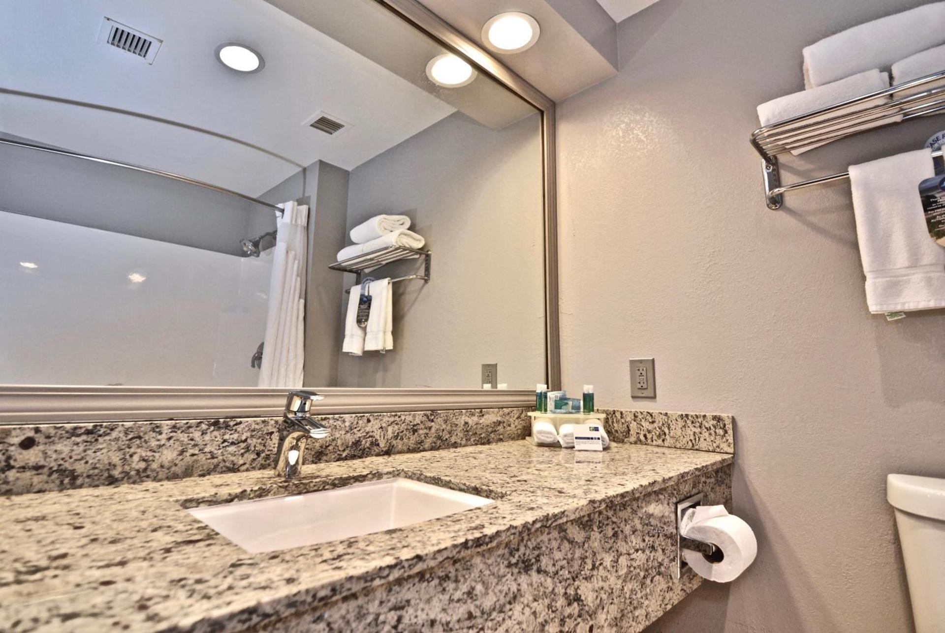Holiday Inn Express Cleveland Downtown by IHG photo 37