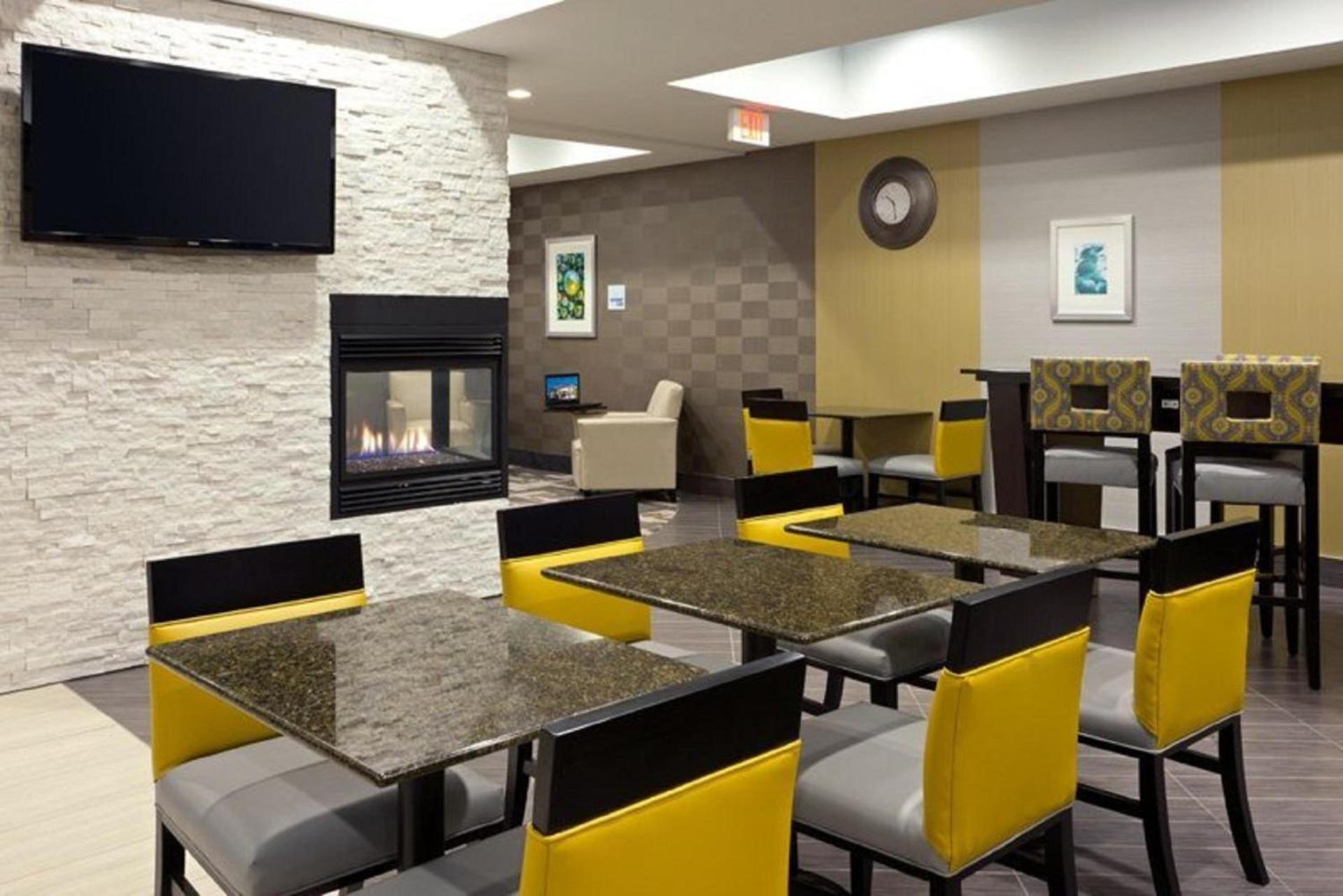 Holiday Inn Express and Suites Batavia by IHG photo 4