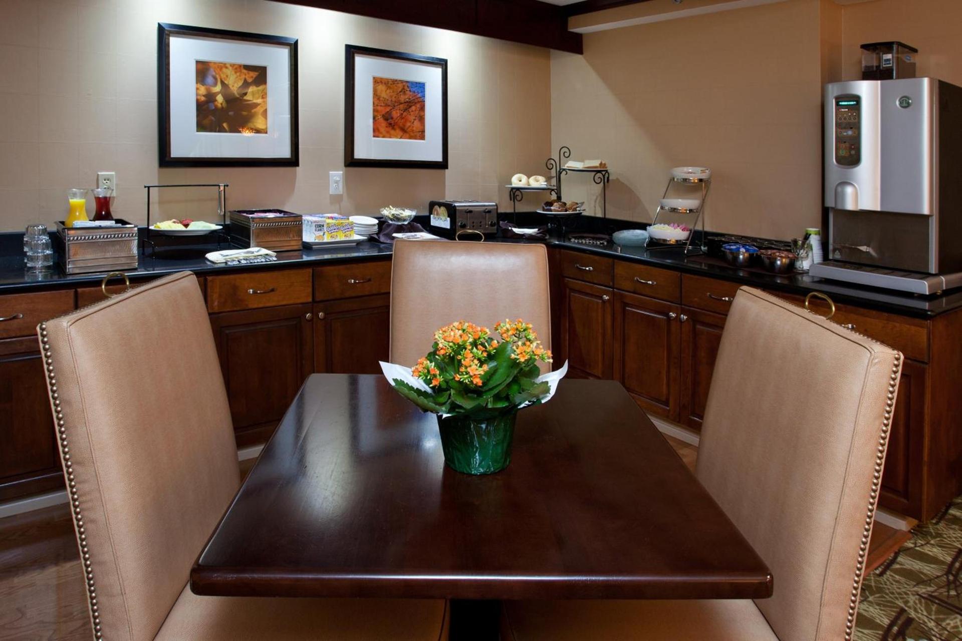 Ramada by Wyndham Cleveland Independence photo 25