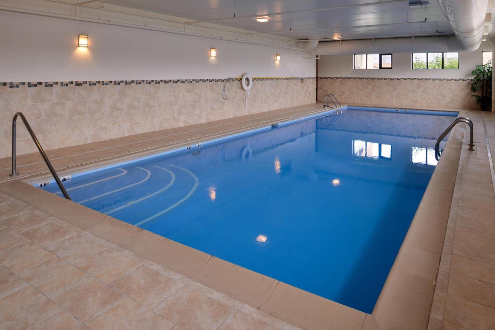 Holiday Inn Express Crestwood by IHG photo 18