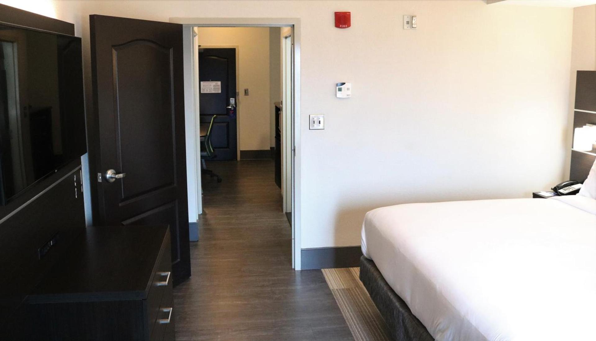 Holiday Inn Express & Suites Columbia-Fort Jackson by IHG photo 11