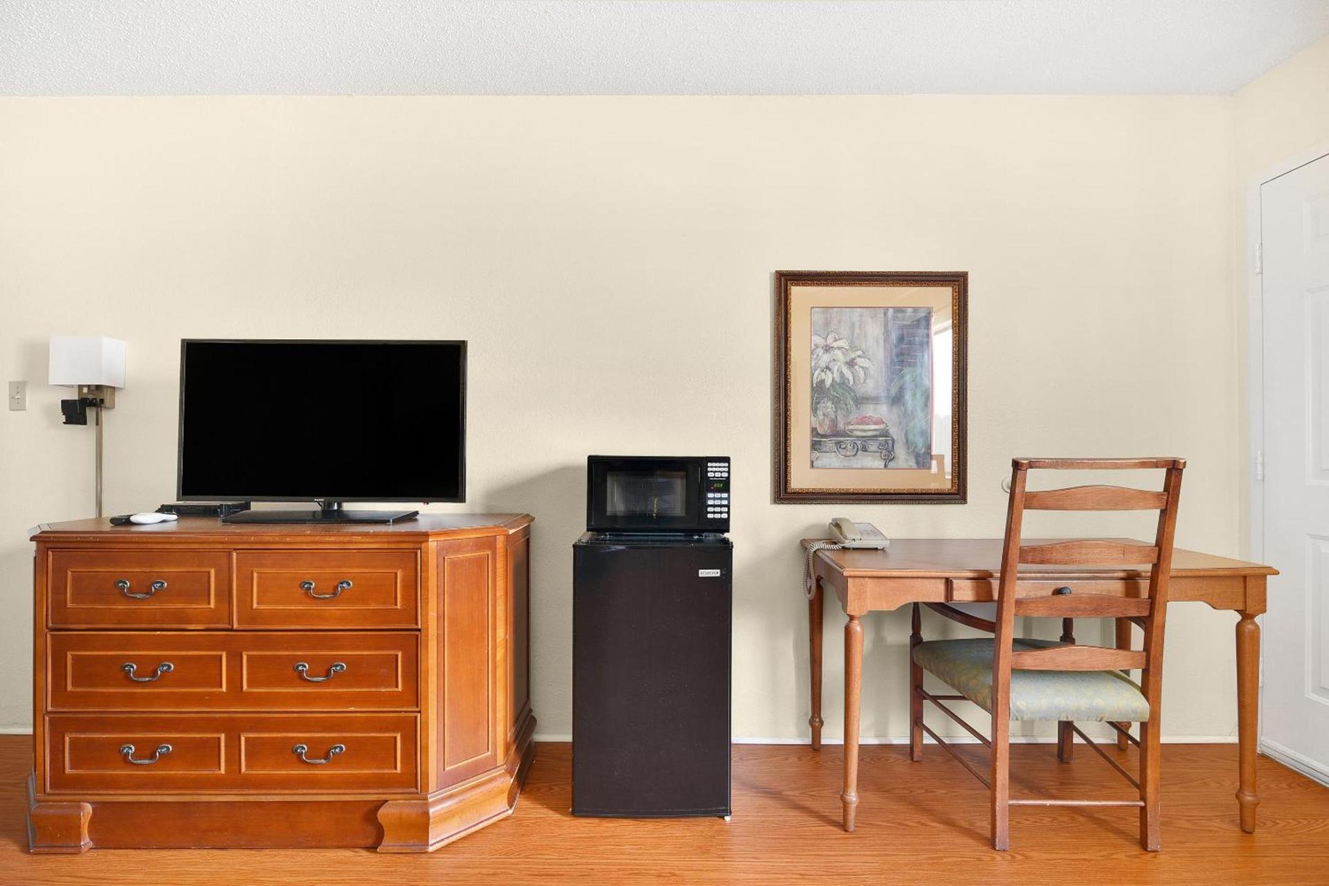 Americas Best Value Inn Lockhart TX photo 40