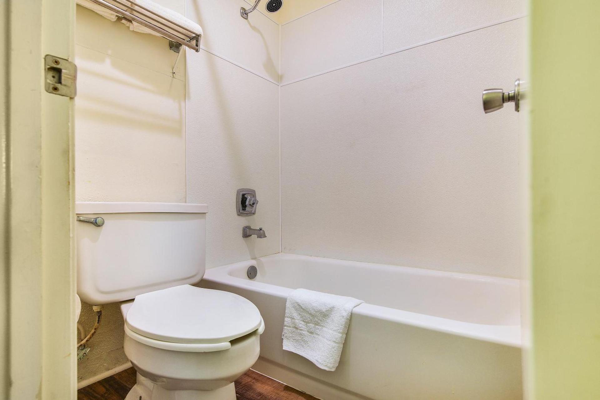 Americas Best Value Inn Lockhart TX photo 50