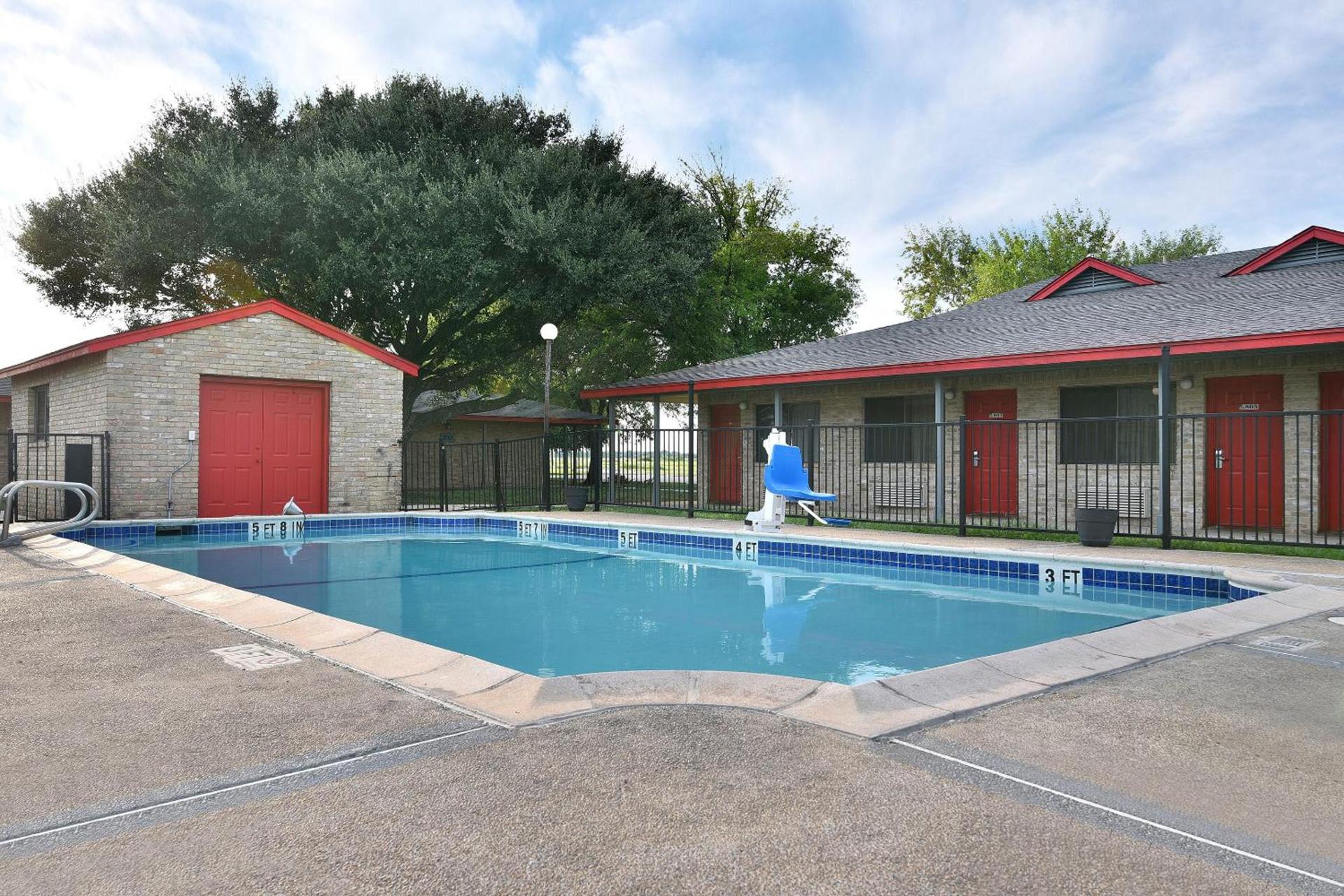 Americas Best Value Inn Lockhart TX photo 39