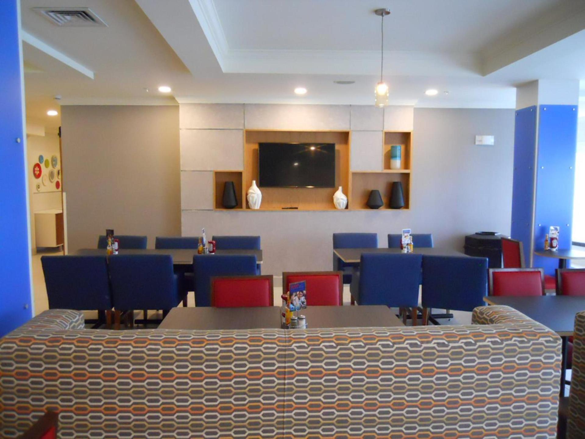 Holiday Inn Express & Suites Bethlehem Airport-Allentown Area photo 28