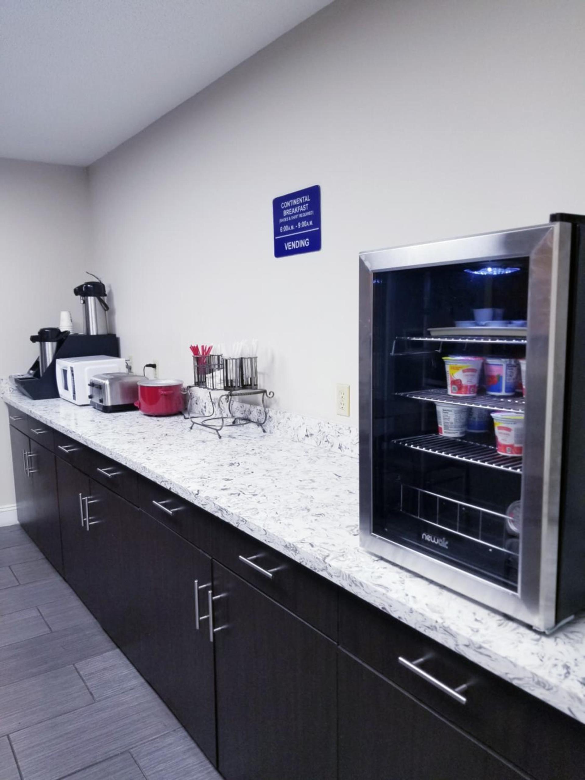 Microtel Inn & Suites by Wyndham Riverside photo 4