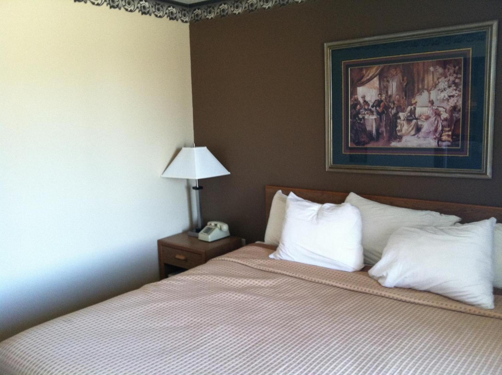Days Inn by Wyndham Worthington photo 71