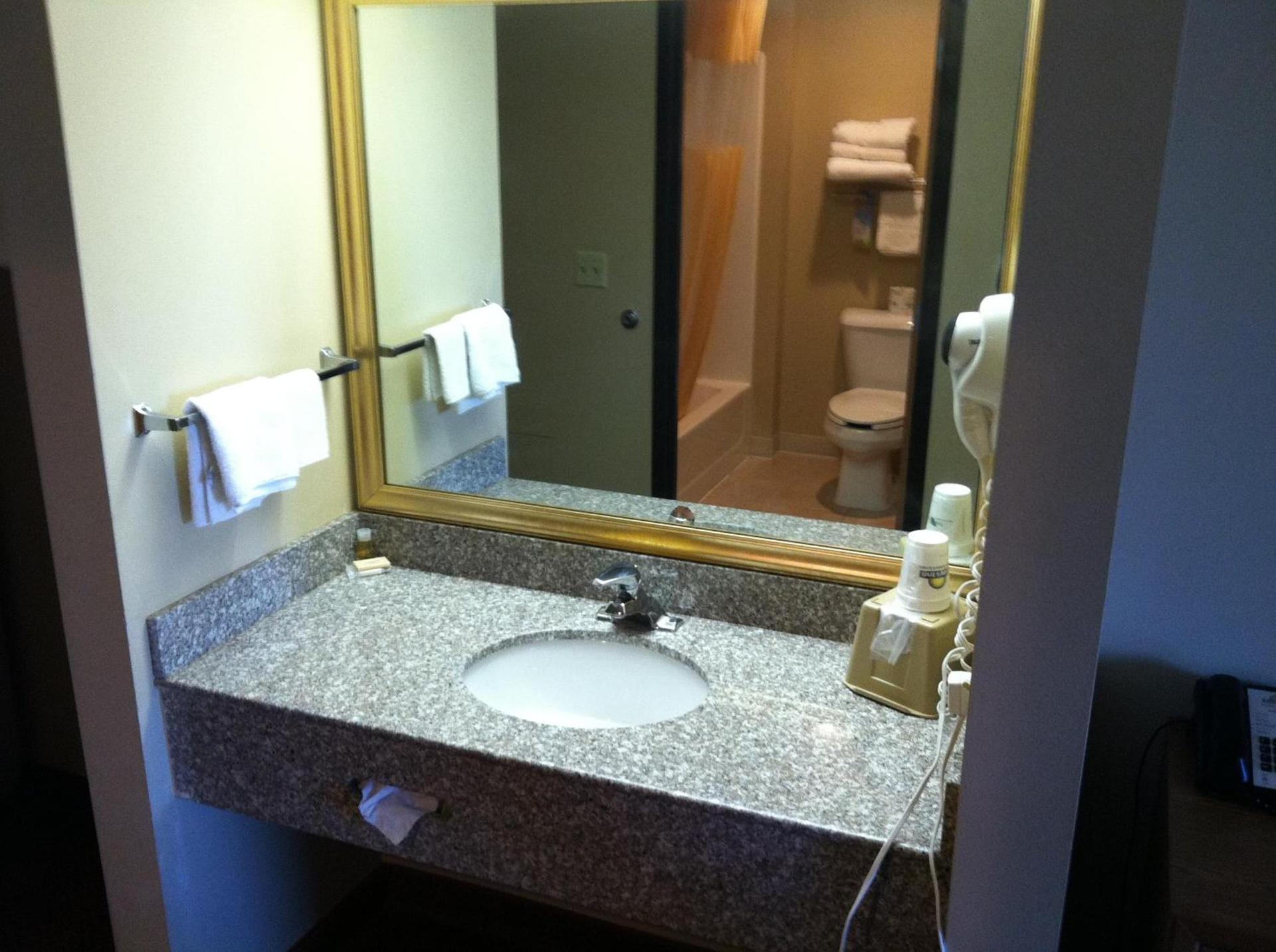 Days Inn by Wyndham Worthington photo 75