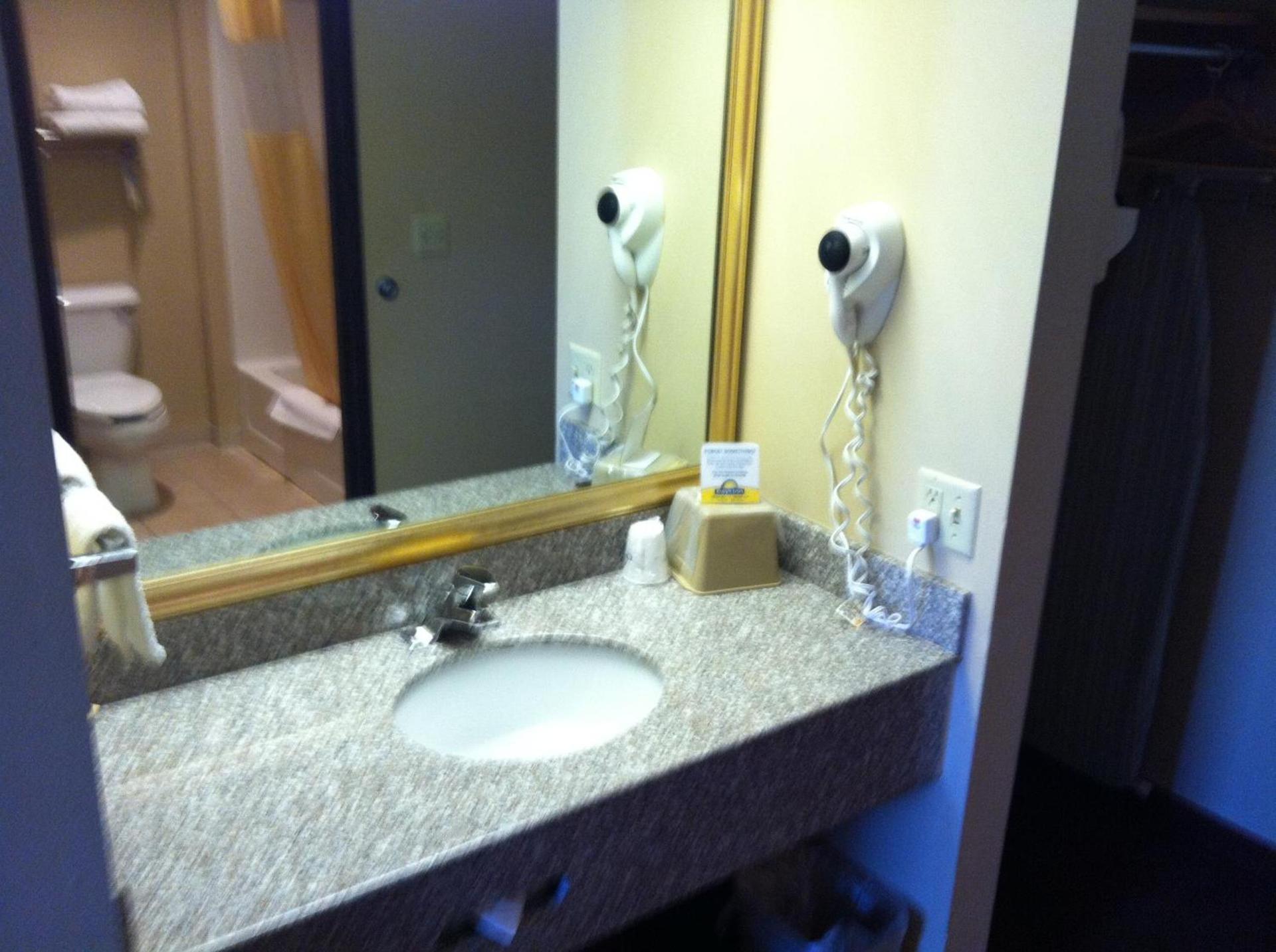 Days Inn by Wyndham Worthington photo 51
