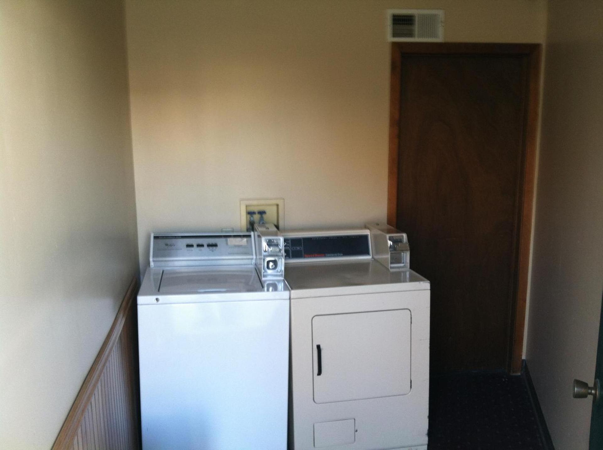 Days Inn by Wyndham Worthington photo 32