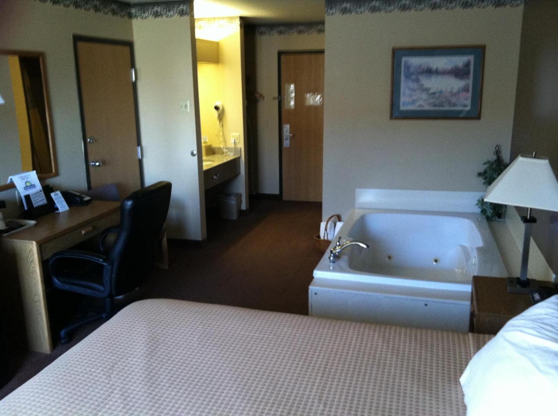 Days Inn by Wyndham Worthington photo 44