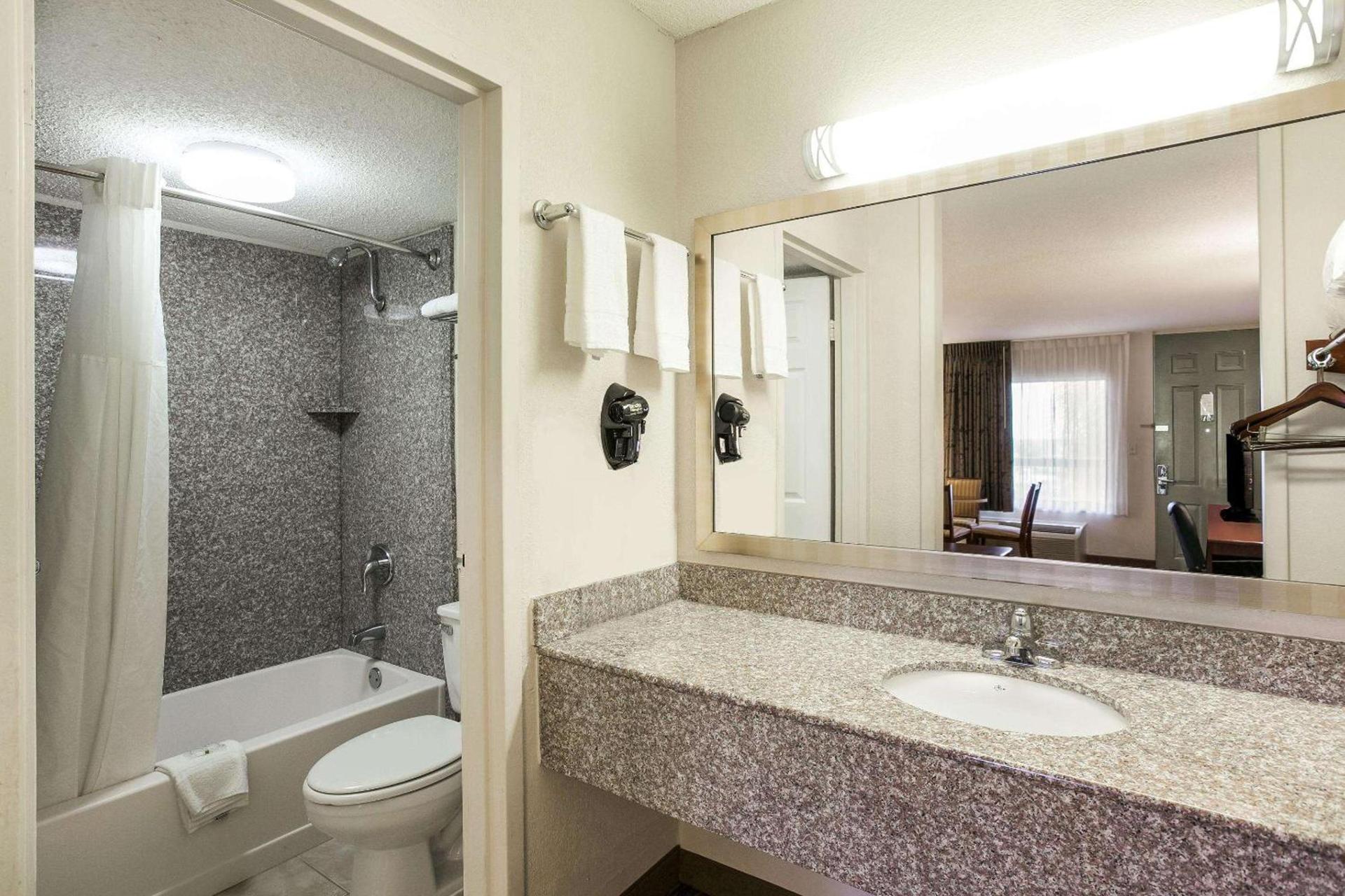 Quality Inn & Suites near Lake Eufaula photo 28