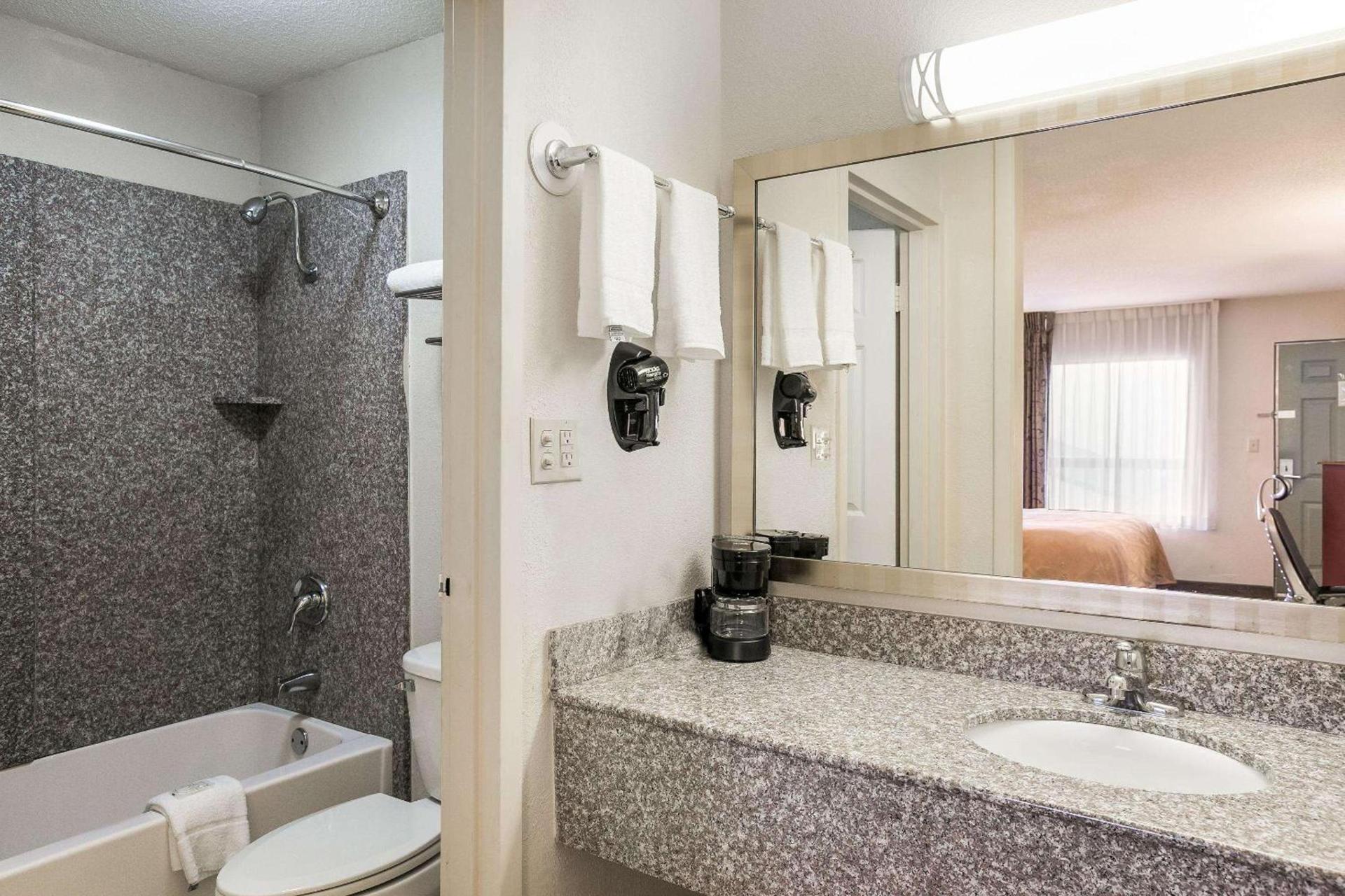 Quality Inn & Suites near Lake Eufaula photo 25