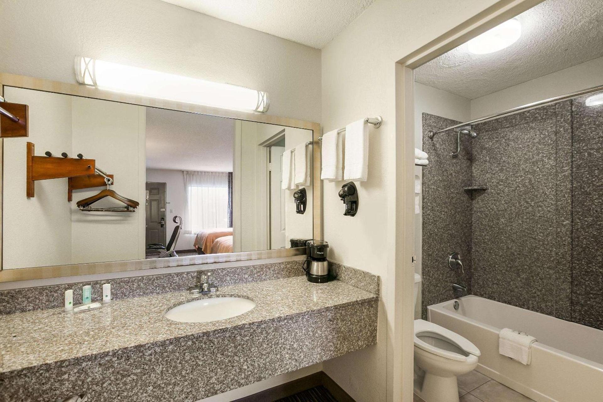 Quality Inn & Suites near Lake Eufaula photo 26