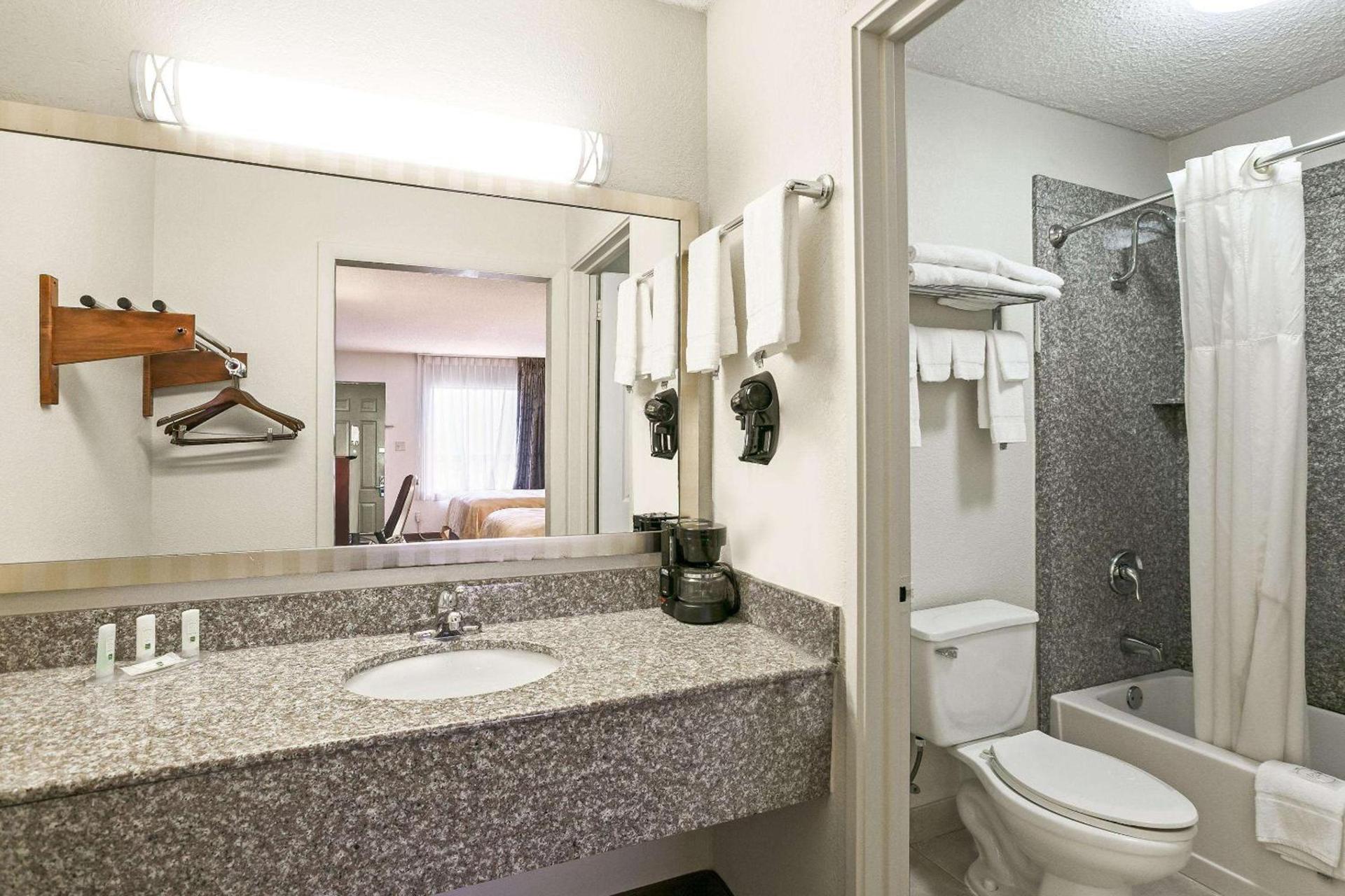 Quality Inn & Suites near Lake Eufaula photo 27