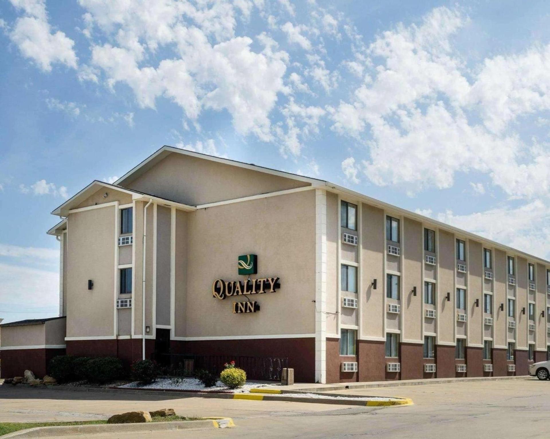 Quality Inn I-70 at Wanamaker photo 3