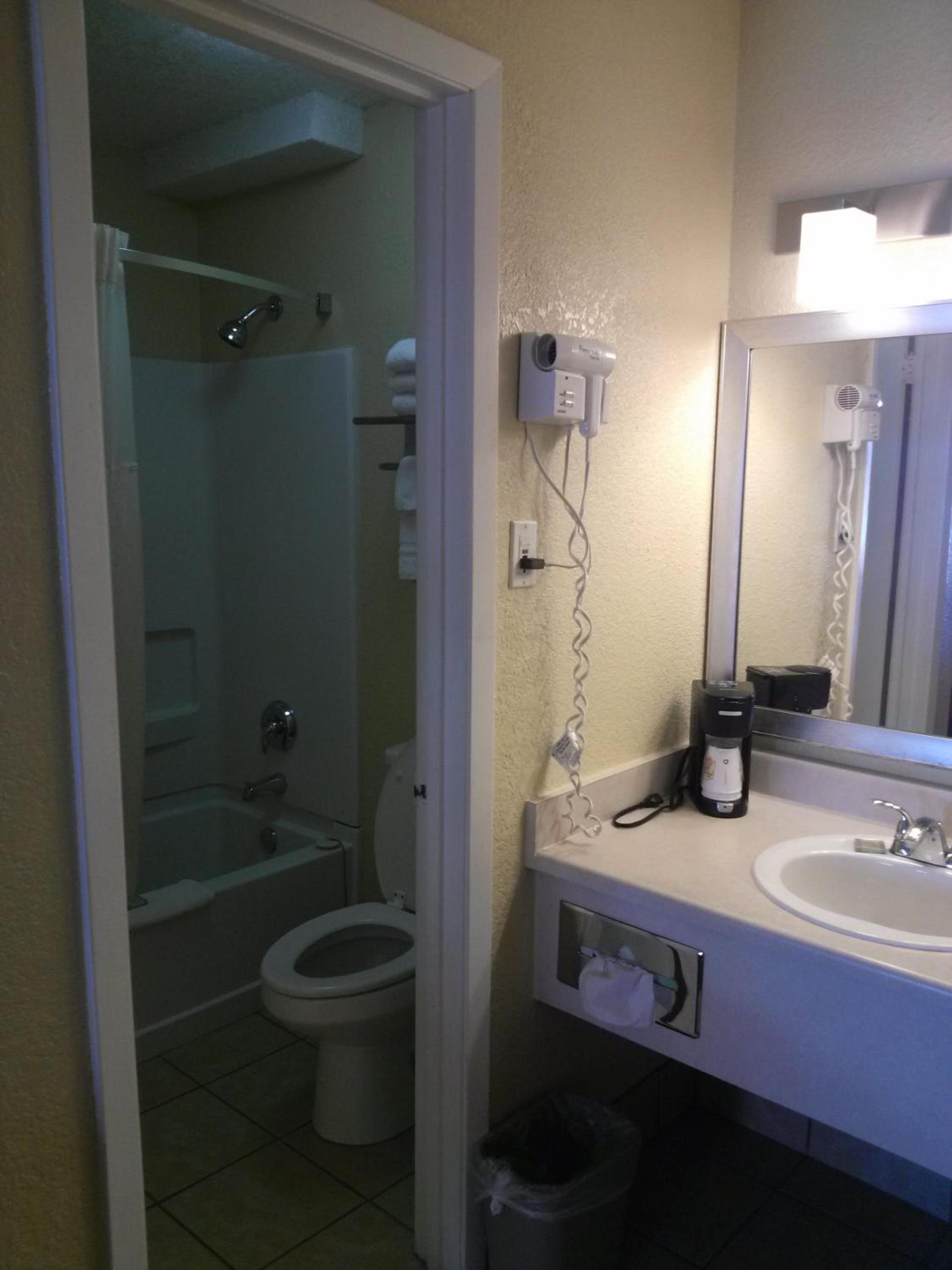 Super 8 by Wyndham Kerrville TX photo 34