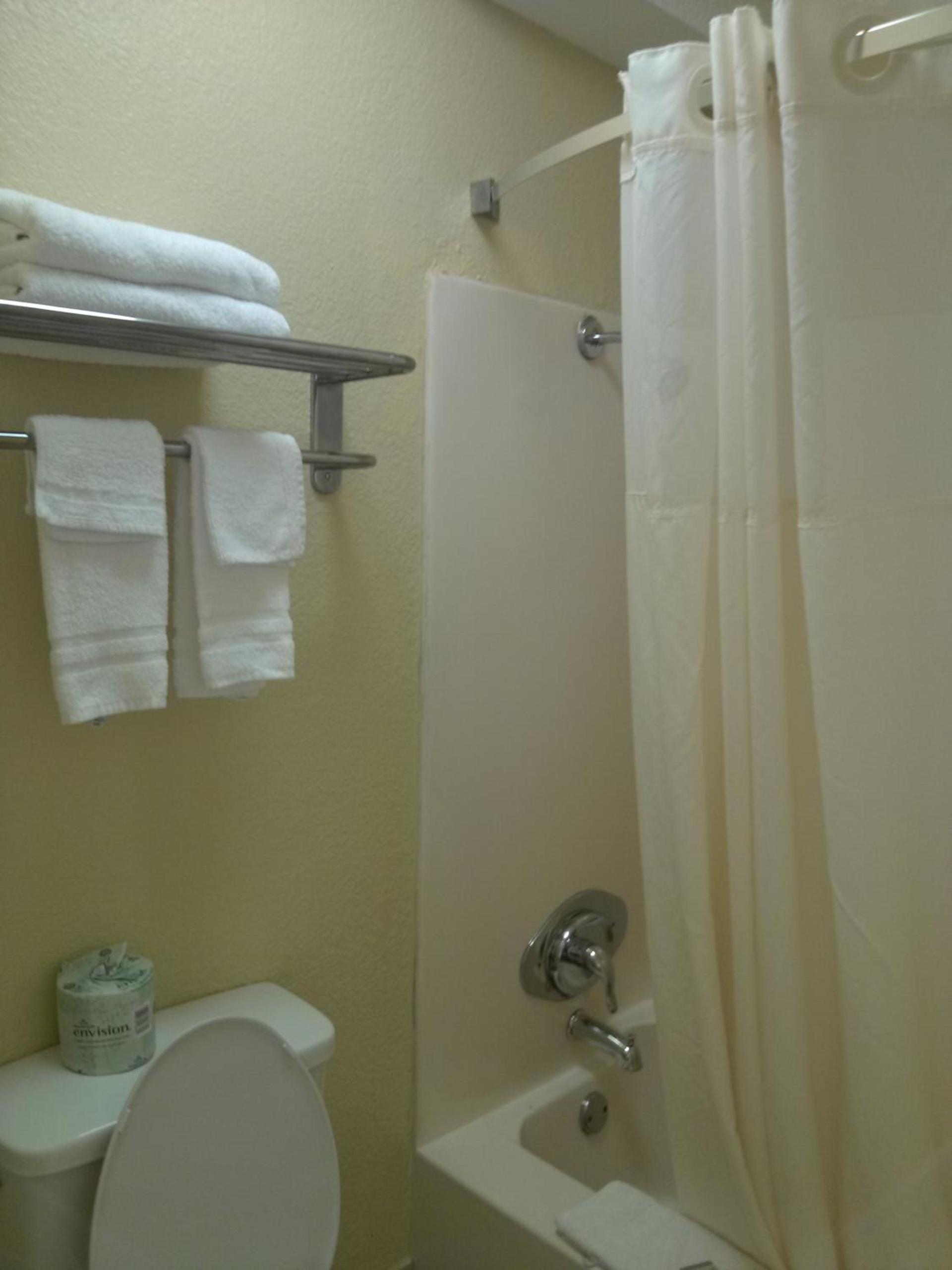 Super 8 by Wyndham Kerrville TX photo 32
