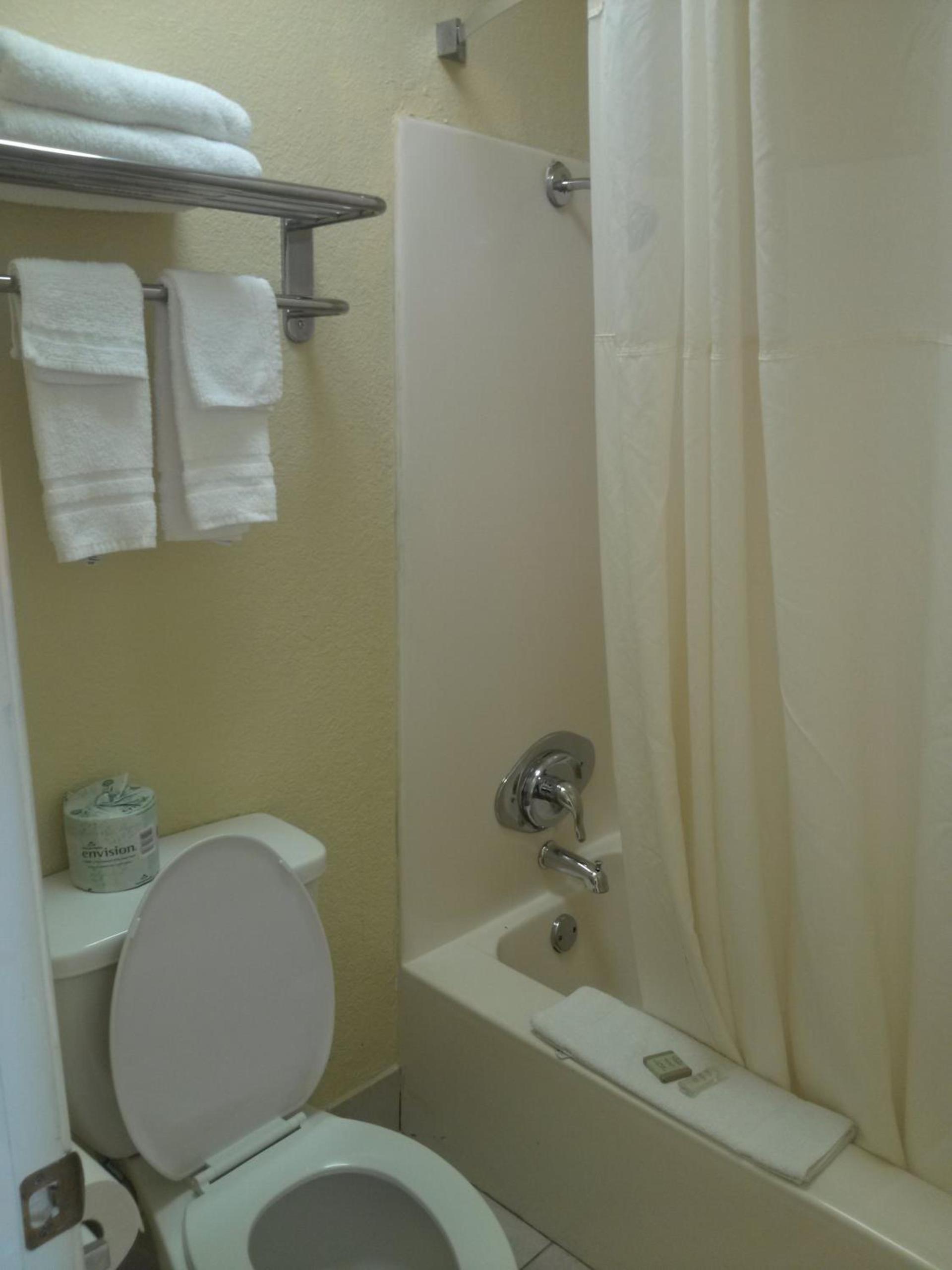 Super 8 by Wyndham Kerrville TX photo 31